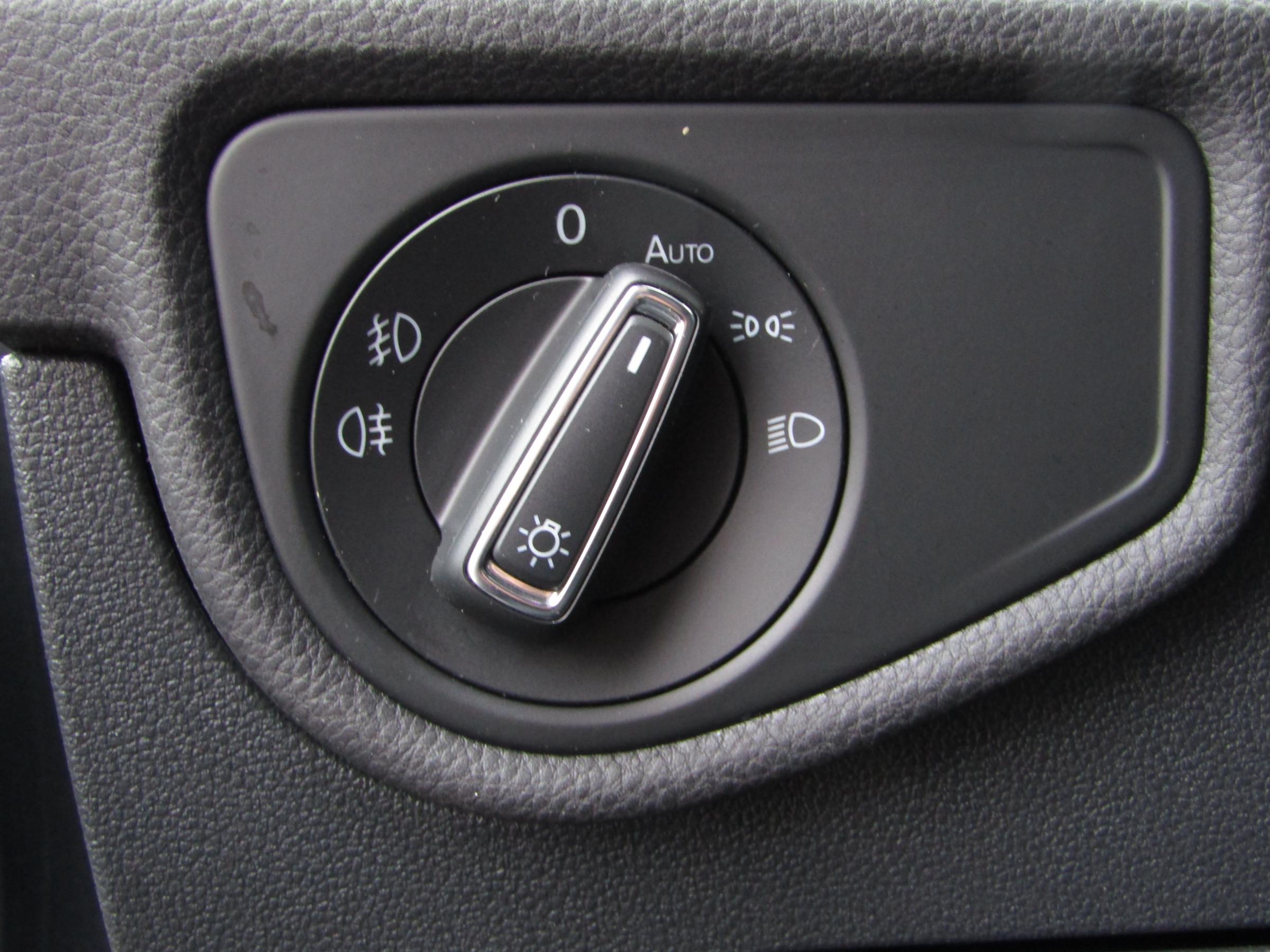 Volkswagen Touran, 2018 - pohled č. 12