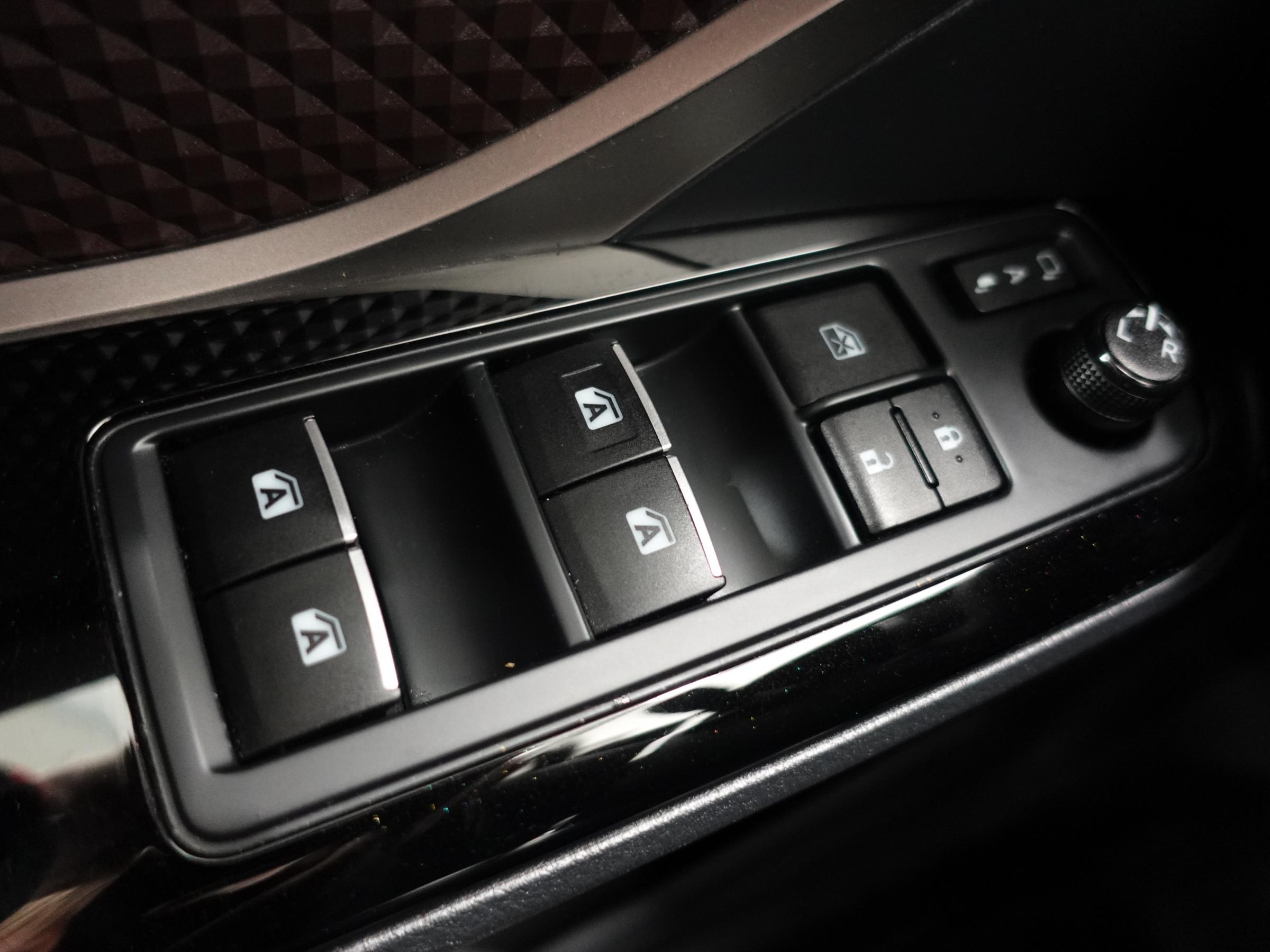 Toyota C-HR, 2018 - pohled č. 14