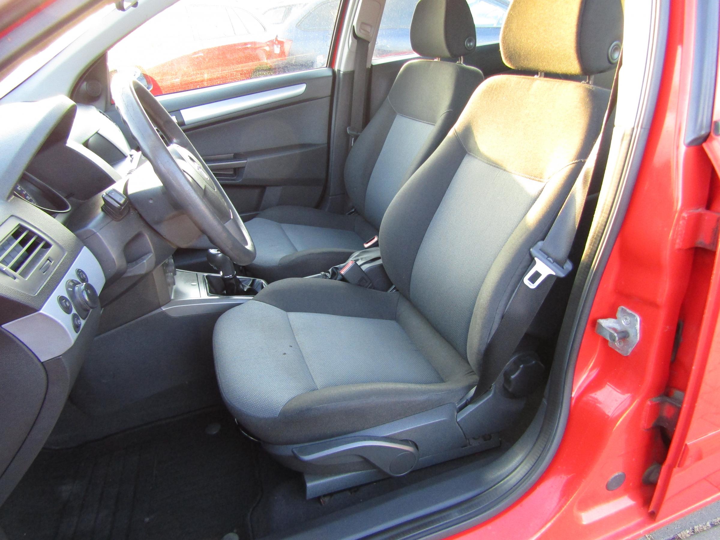 Opel Astra, 2005 - pohled č. 9