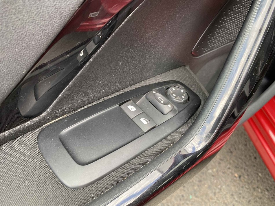 Peugeot 208 1.2i 