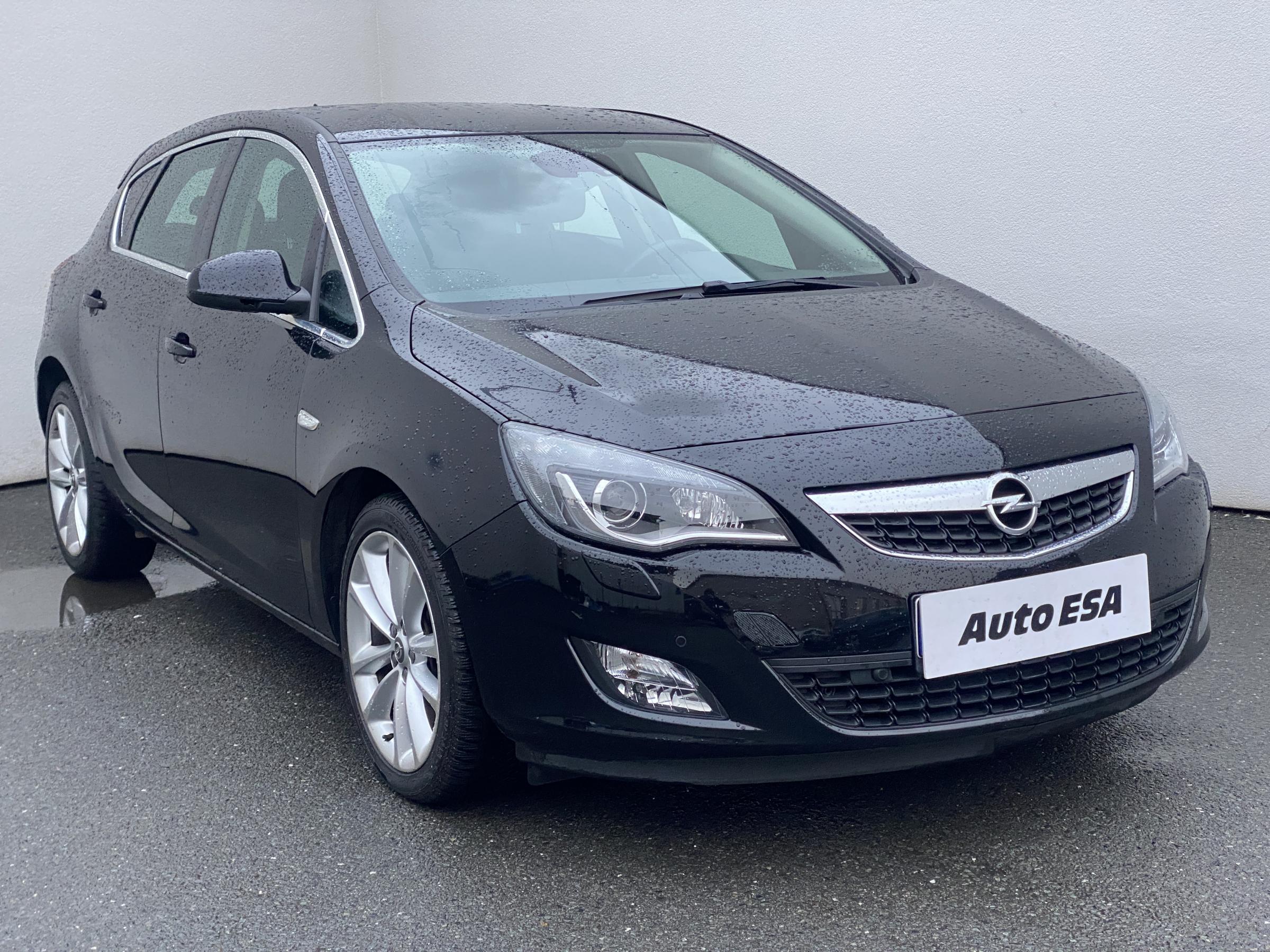 Opel Astra, 2011 - celkový pohled
