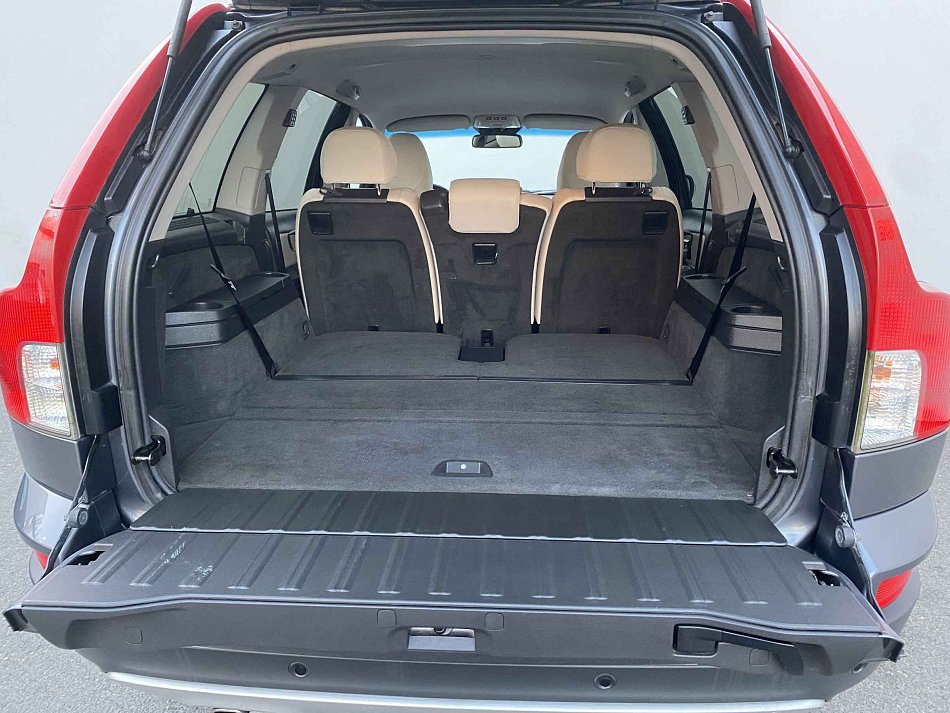 Volvo XC90 2.4 D5 R-design 4X4 7míst