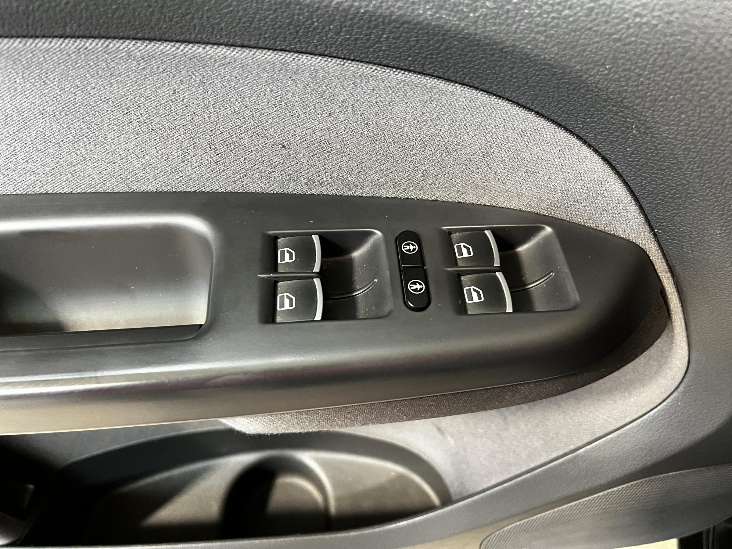 Volkswagen Touran, 2012 - pohled č. 12