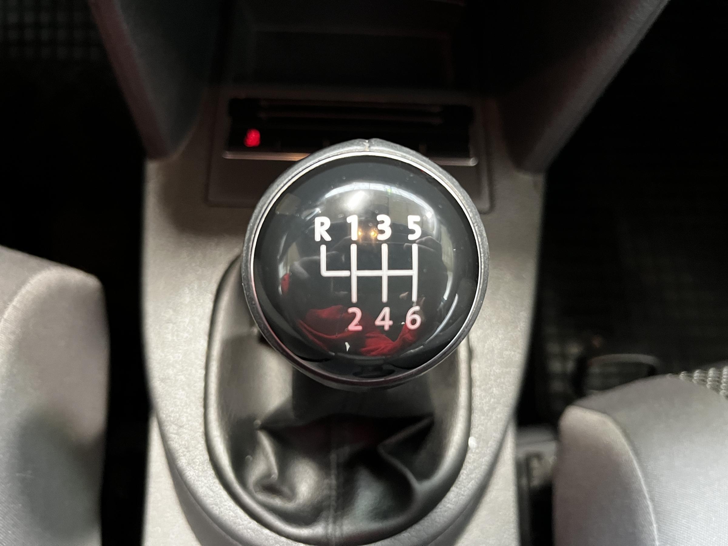 Volkswagen Touran, 2012 - pohled č. 15