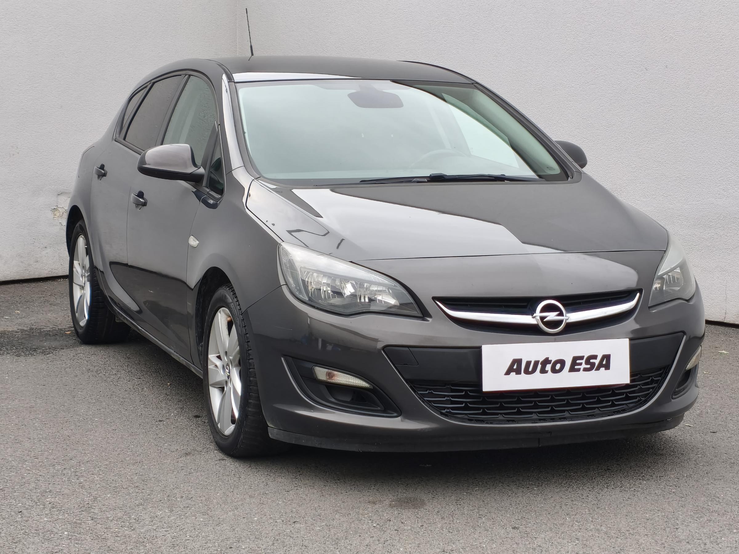 Opel Astra, 2013 - celkový pohled
