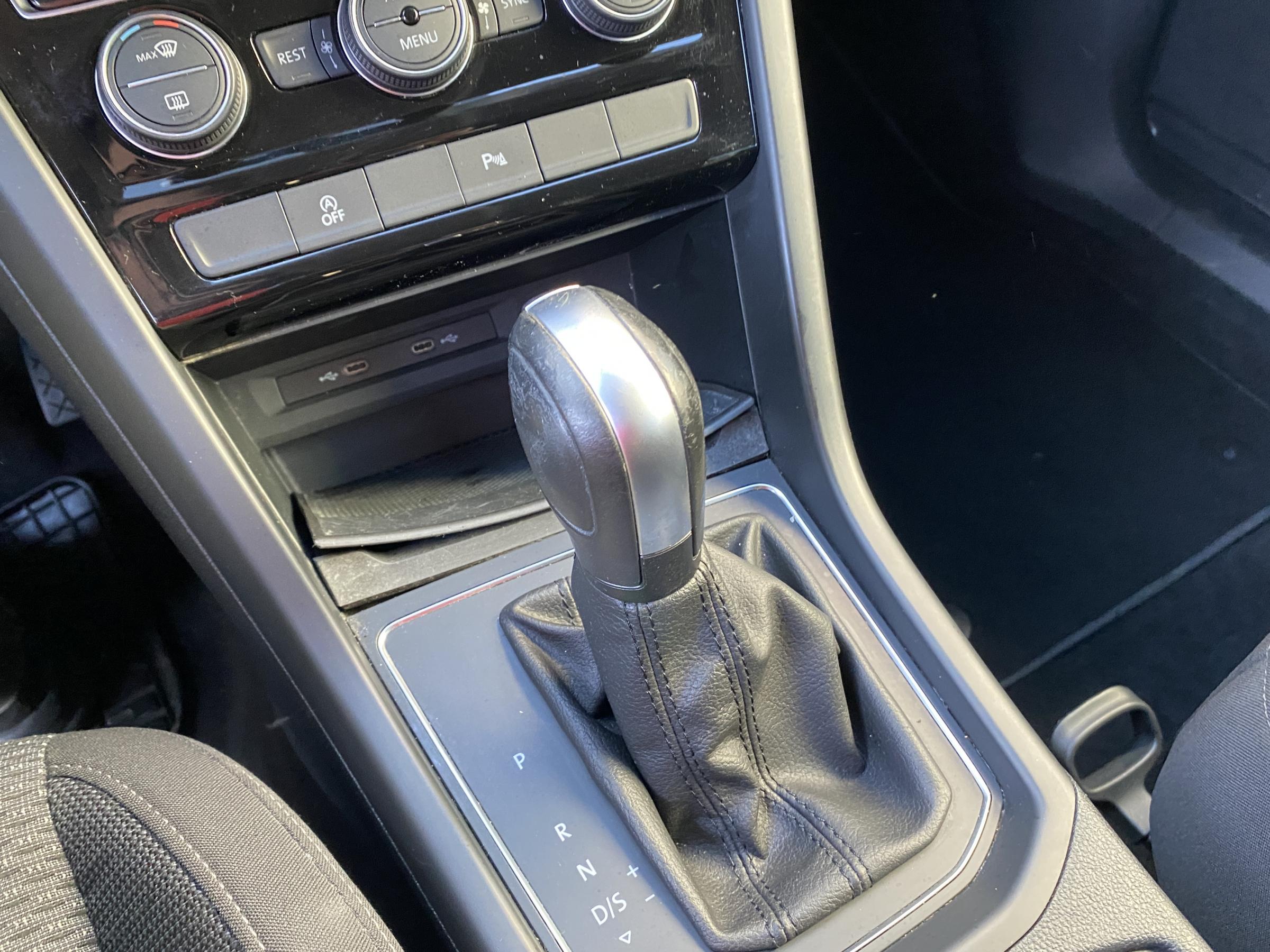 Volkswagen Touran, 2021 - pohled č. 16