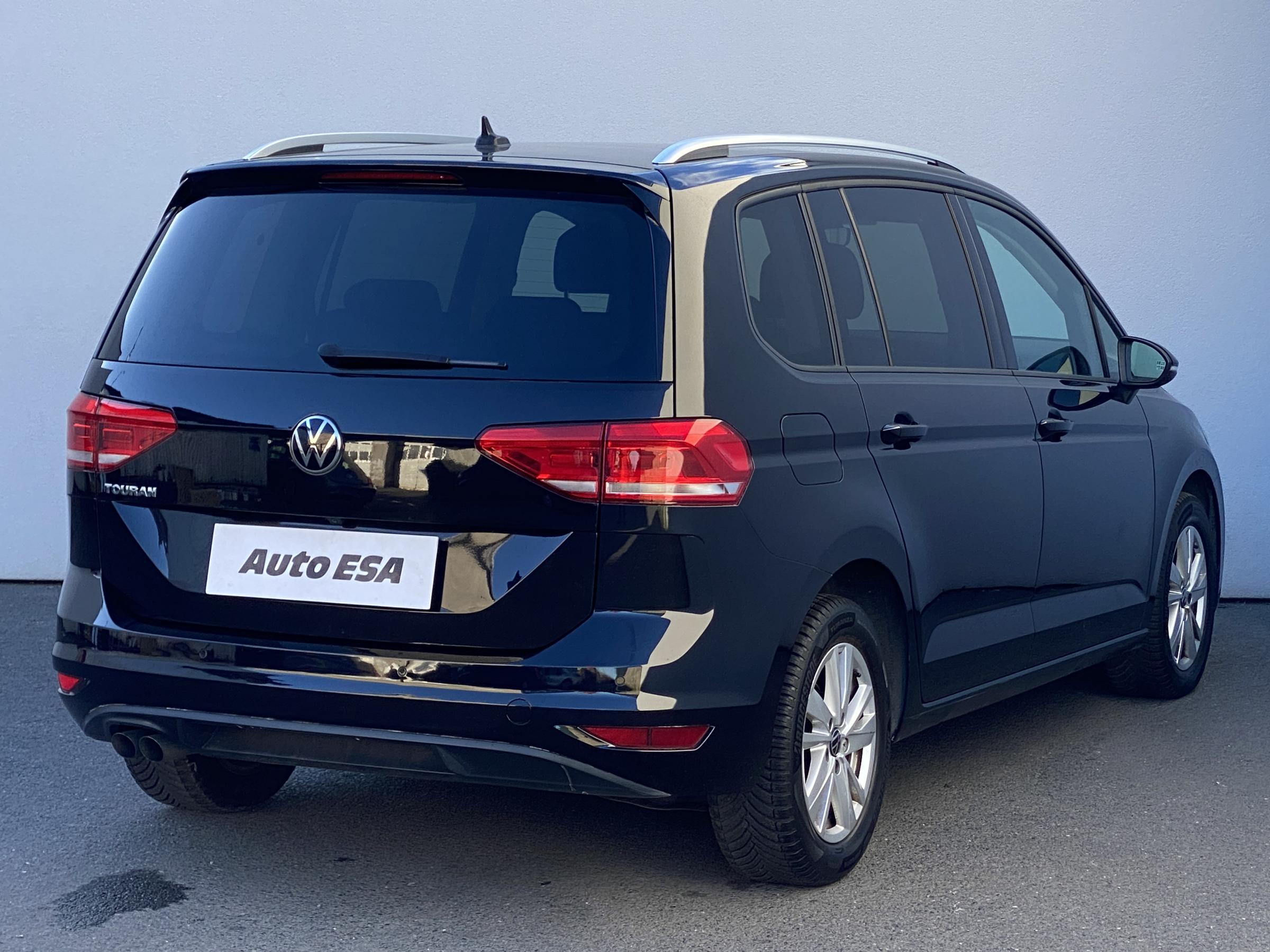 Volkswagen Touran, 2021 - pohled č. 4