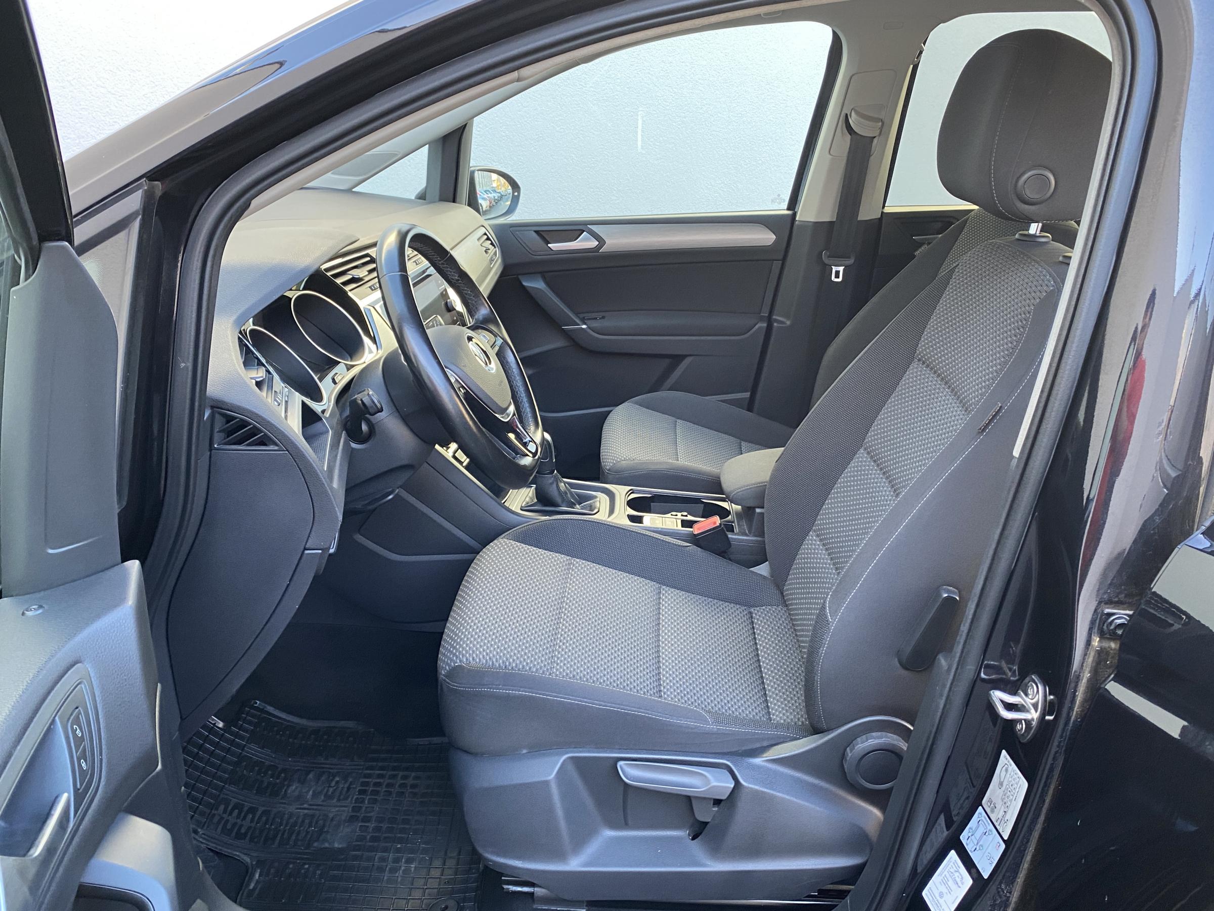 Volkswagen Touran, 2021 - pohled č. 9