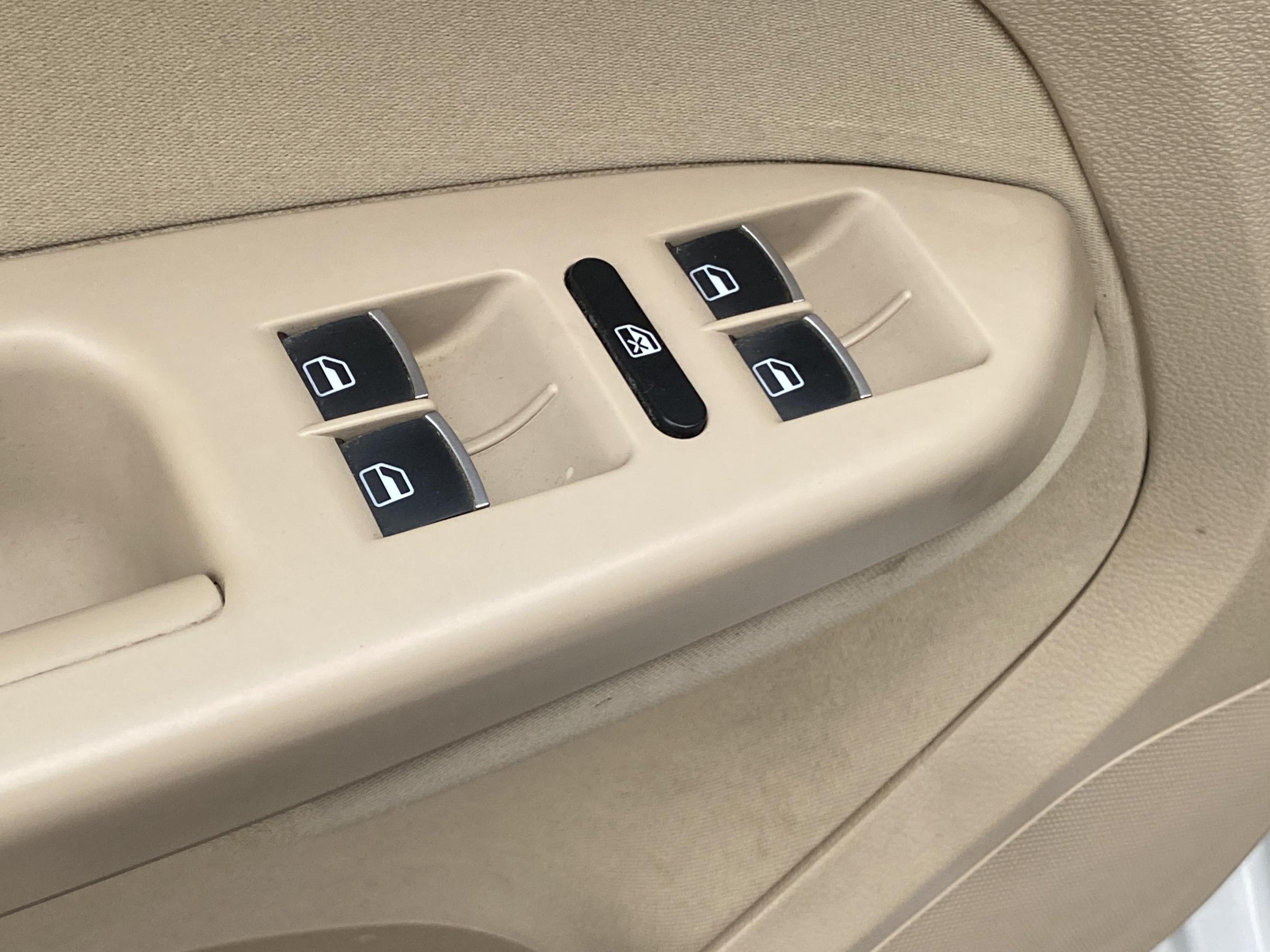 Volkswagen Touran, 2012 - pohled č. 11