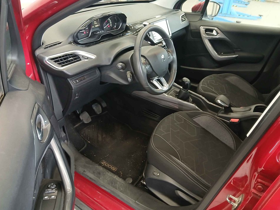 Peugeot 2008 1.2i 