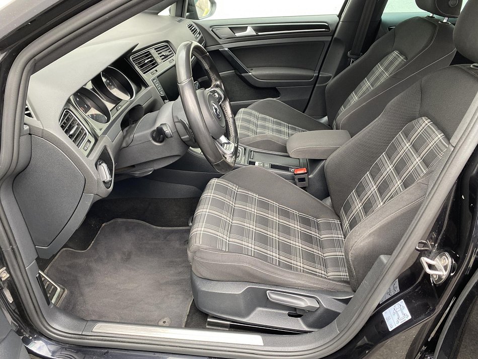 Volkswagen Golf 2.0 TDi 