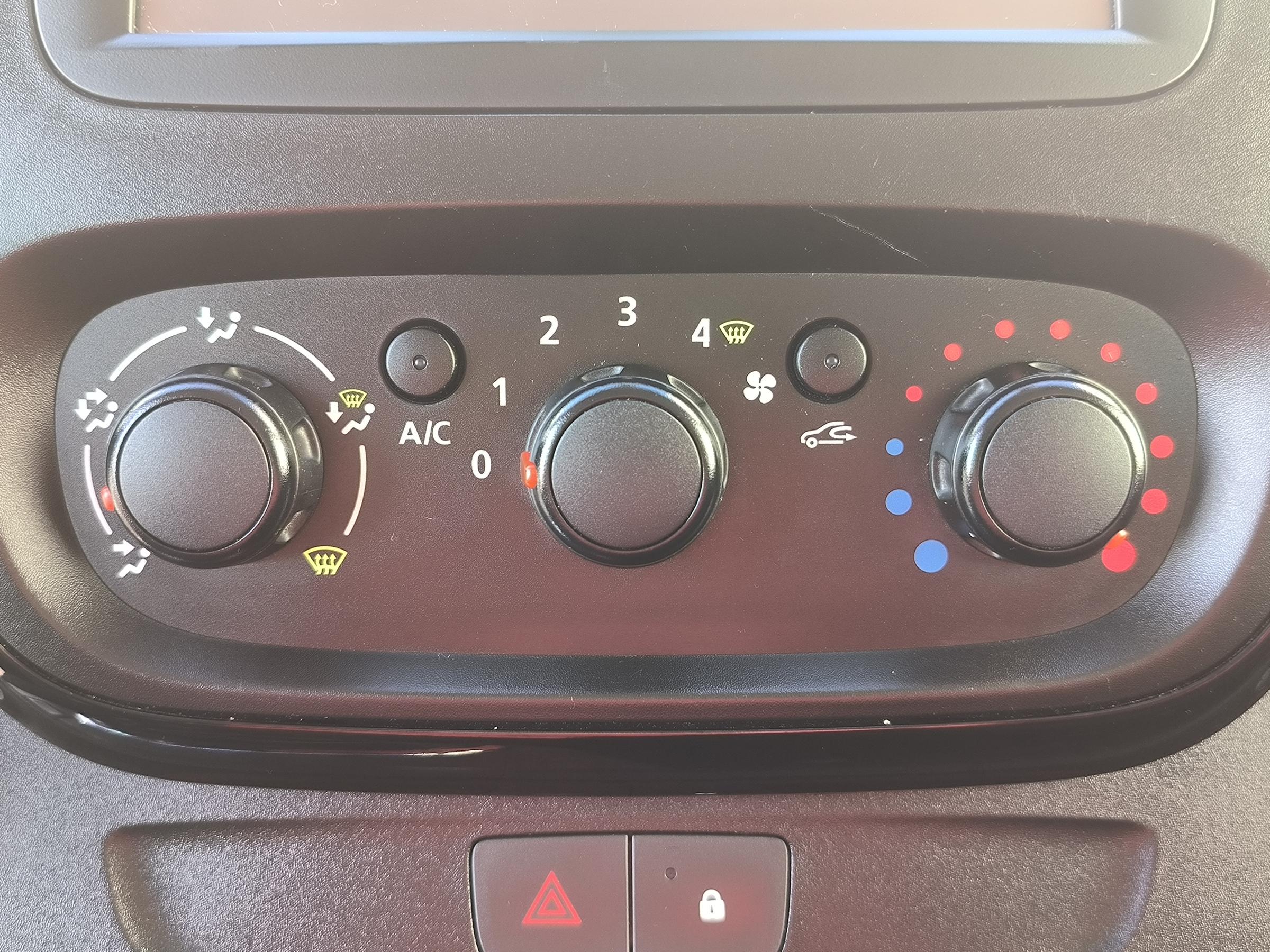 Opel Vivaro, 2016 - pohled č. 14