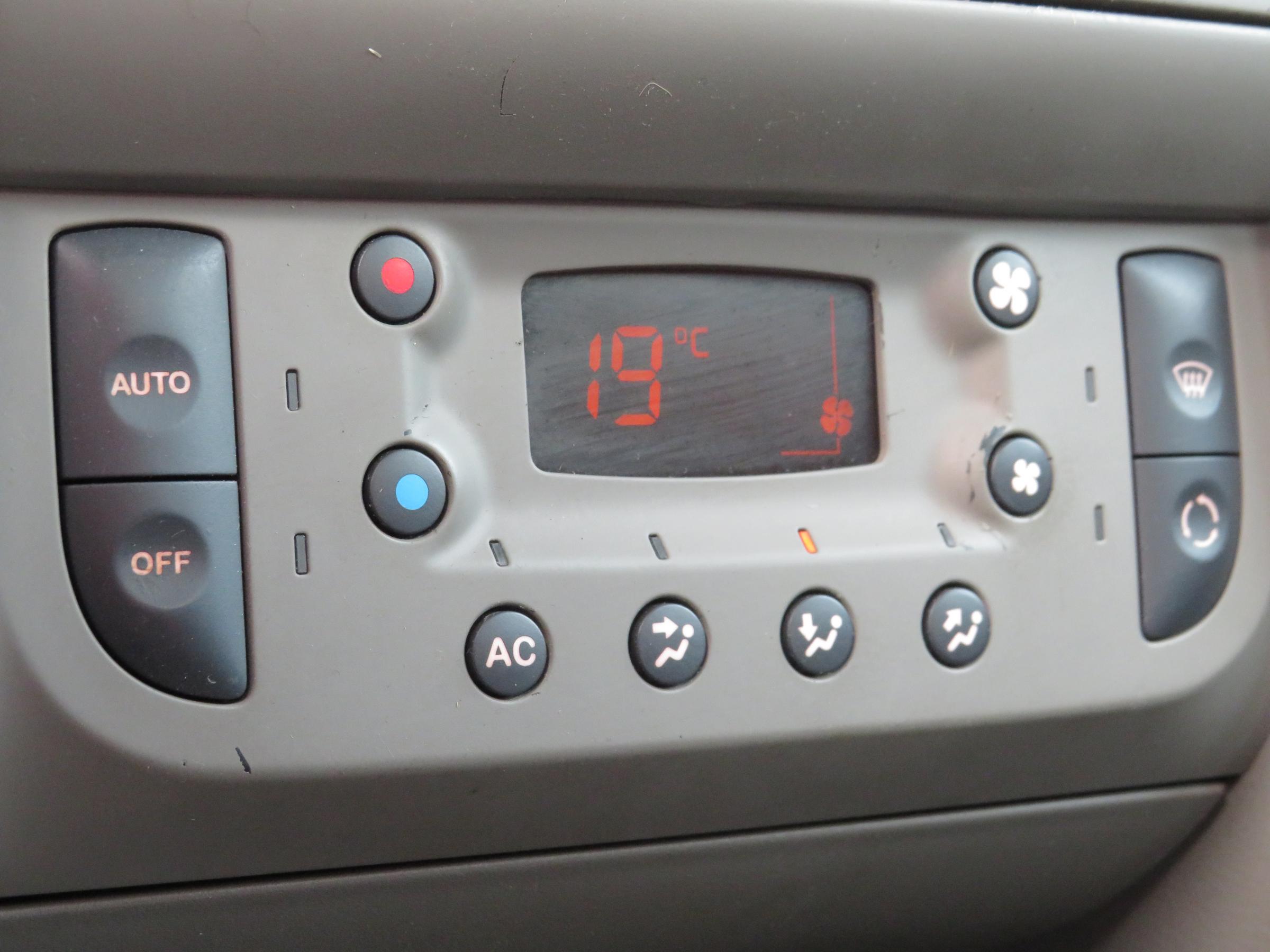 Renault Thalia, 2011 - pohled č. 16