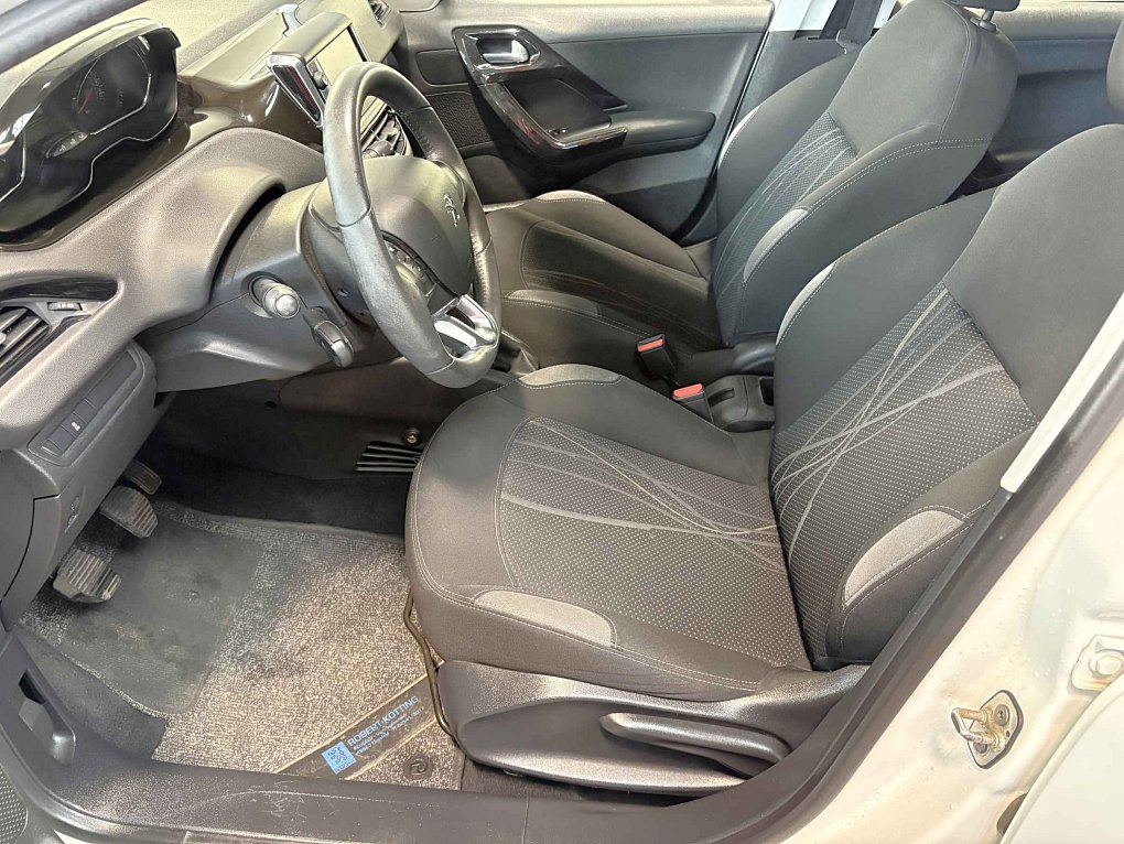 Peugeot 208 1.2i 