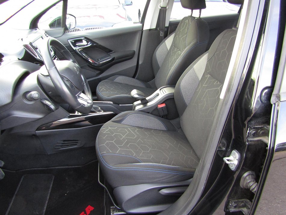 Peugeot 2008 1.2PT Signature