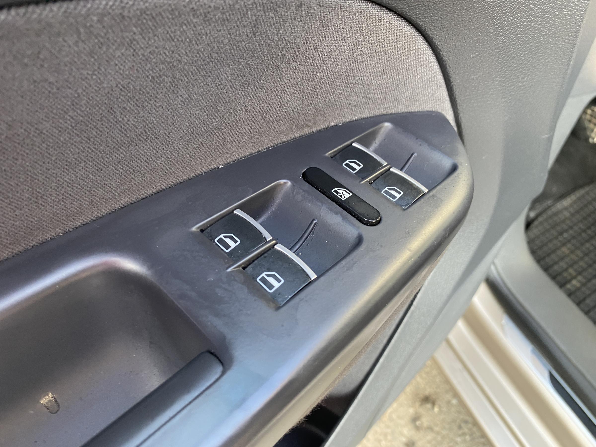 Volkswagen Touran, 2012 - pohled č. 13