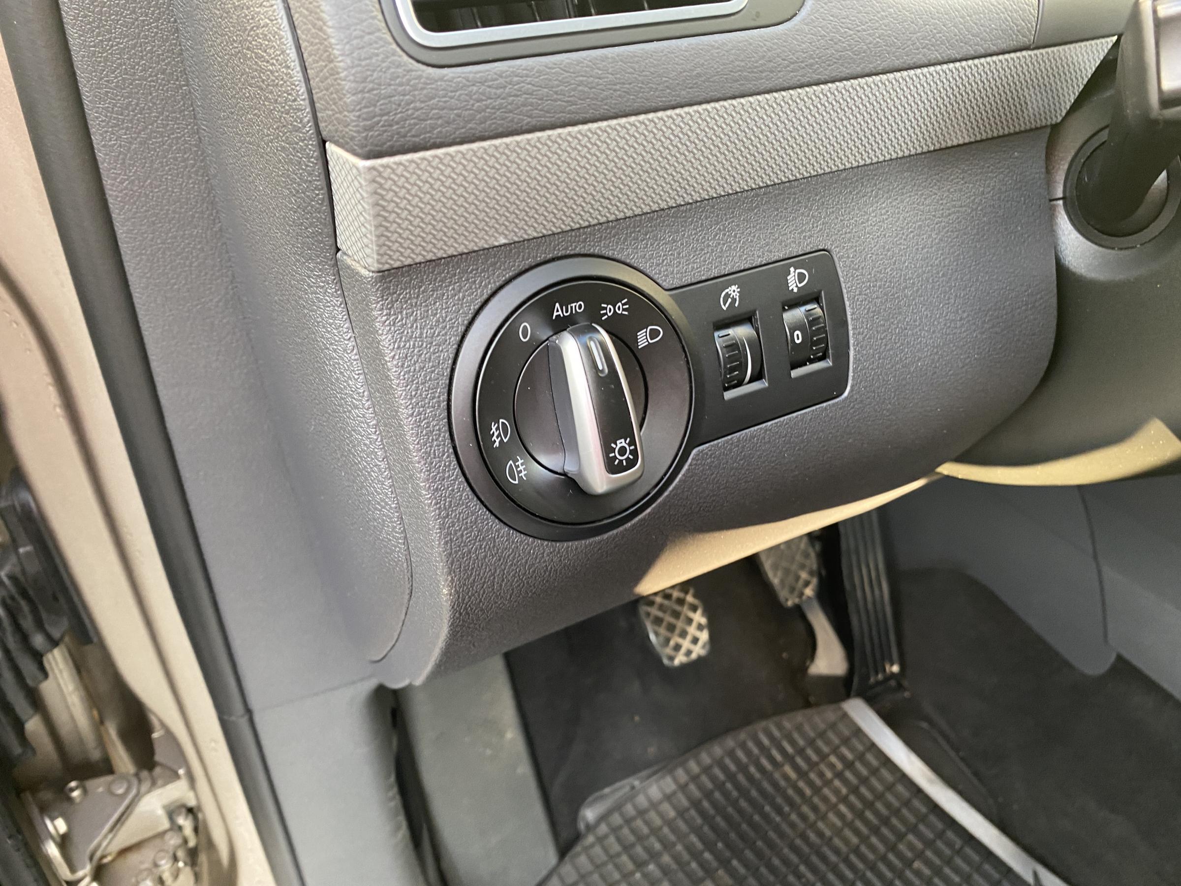 Volkswagen Touran, 2012 - pohled č. 15