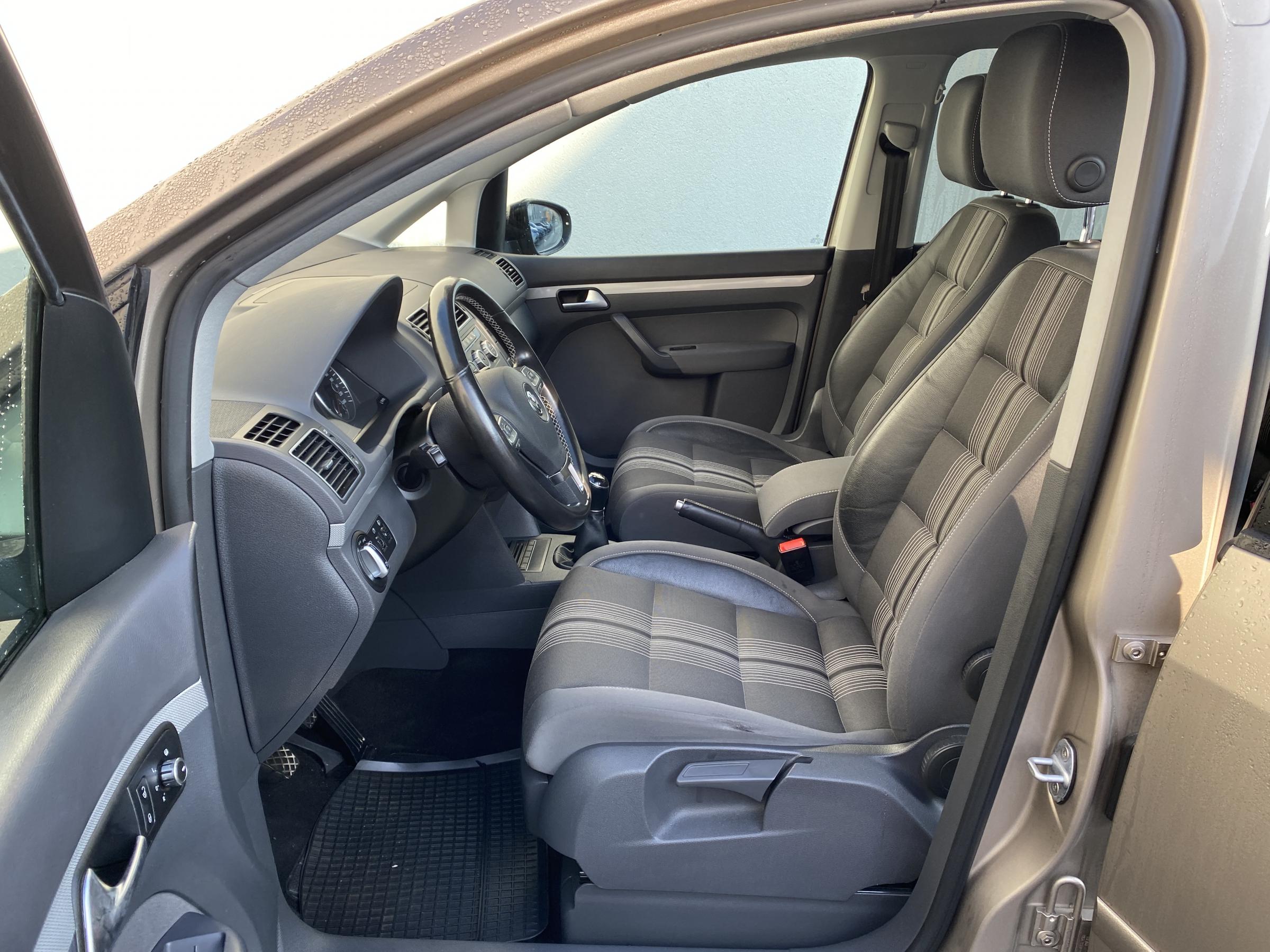 Volkswagen Touran, 2012 - pohled č. 9