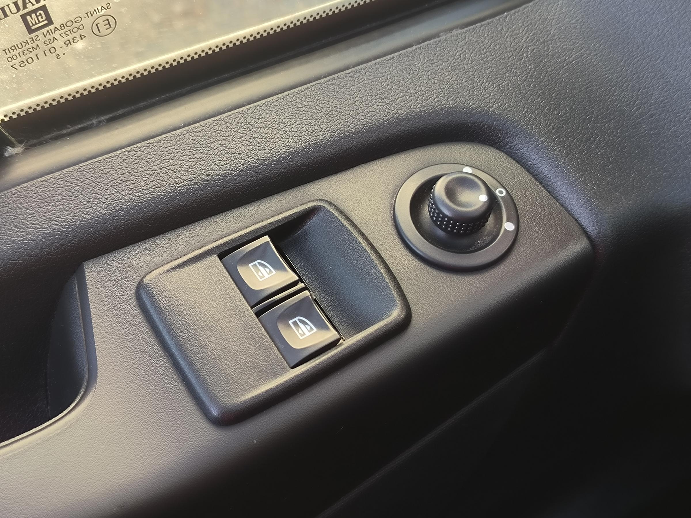 Opel Vivaro, 2015 - pohled č. 20