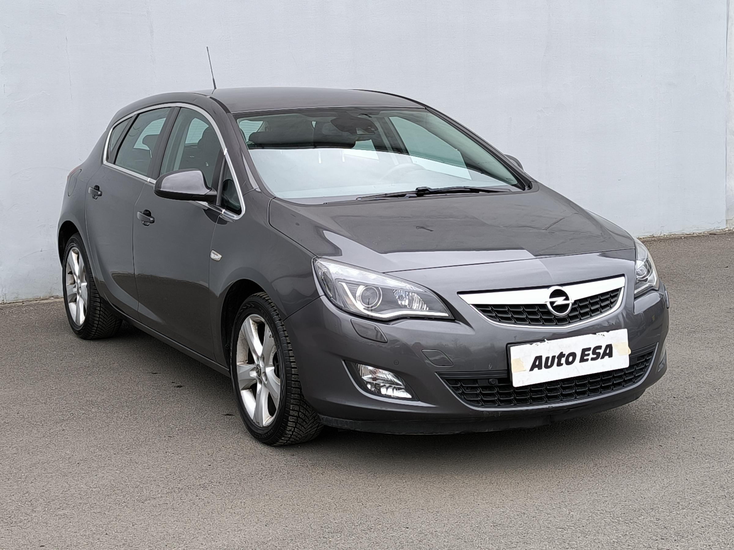Opel Astra, 2010 - celkový pohled