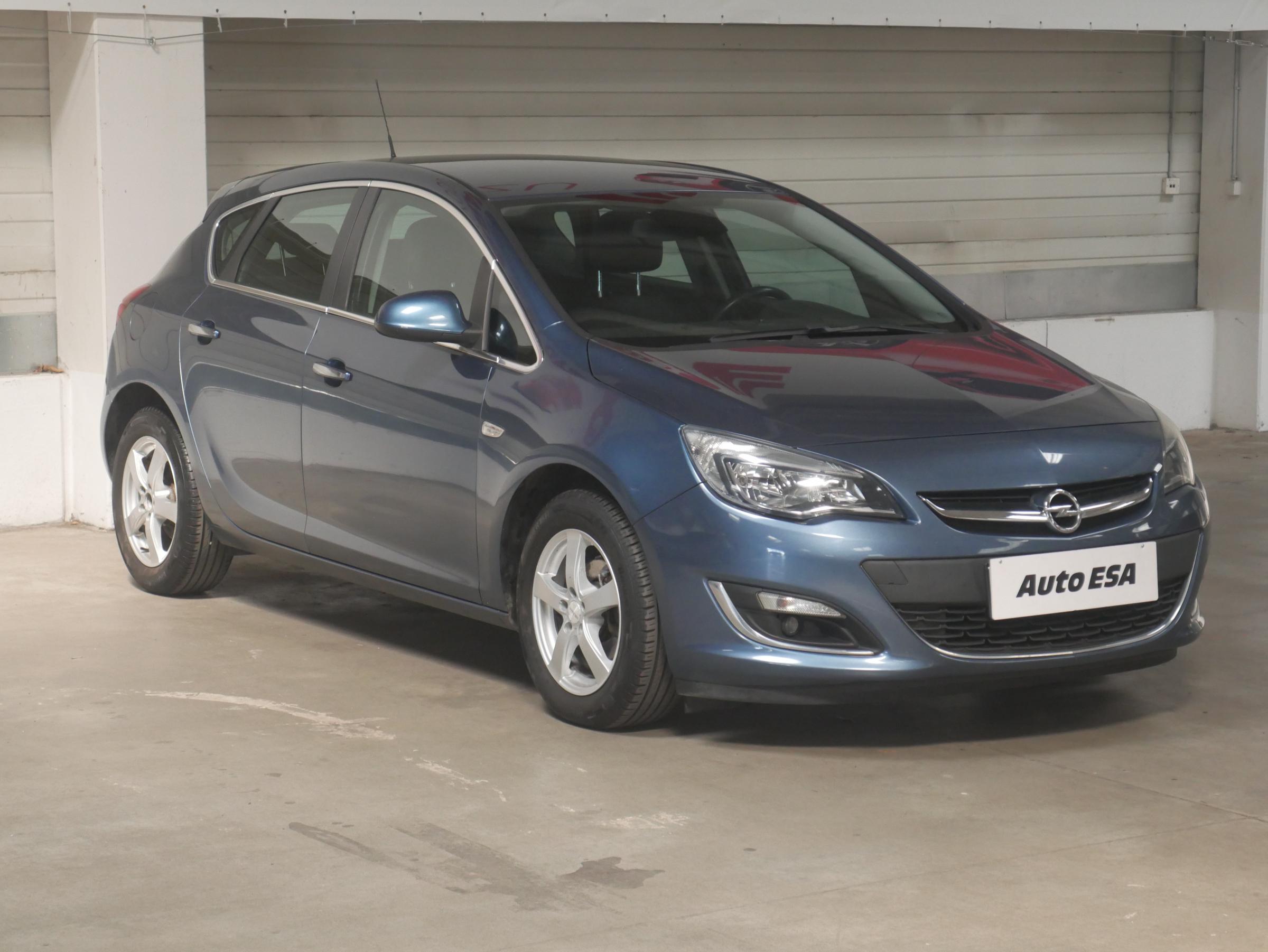 Opel Astra, 2013 - celkový pohled