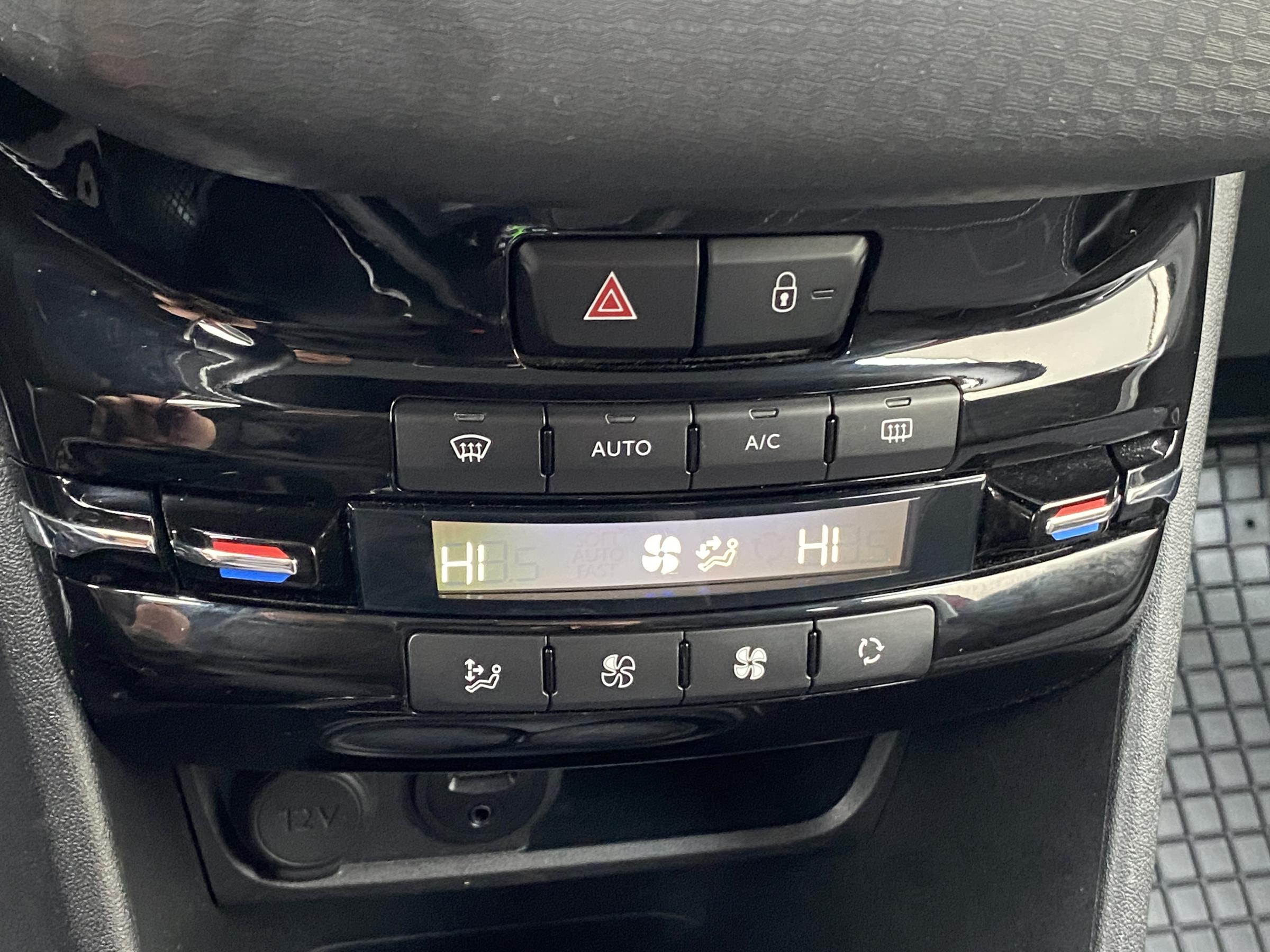 Peugeot 2008, 2017 - pohled č. 17