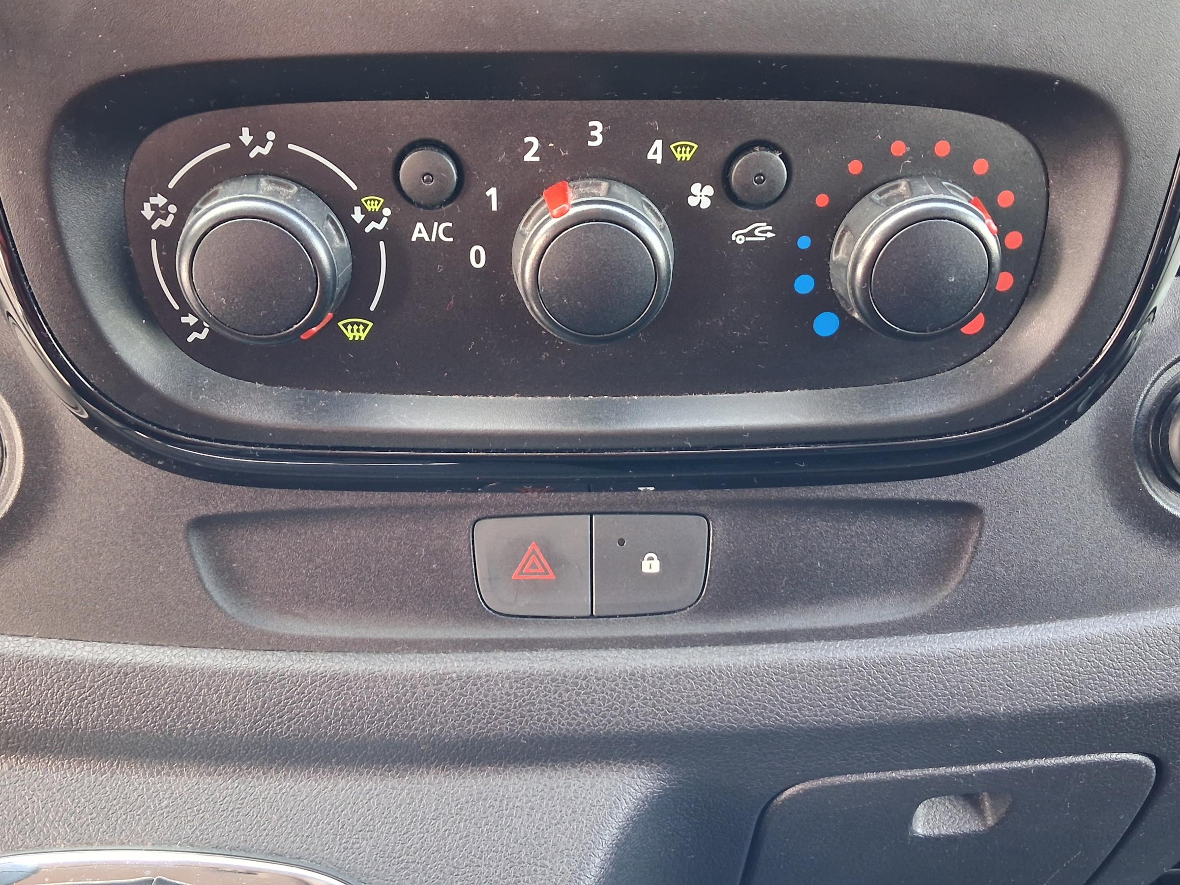 Opel Vivaro, 2019 - pohled č. 17