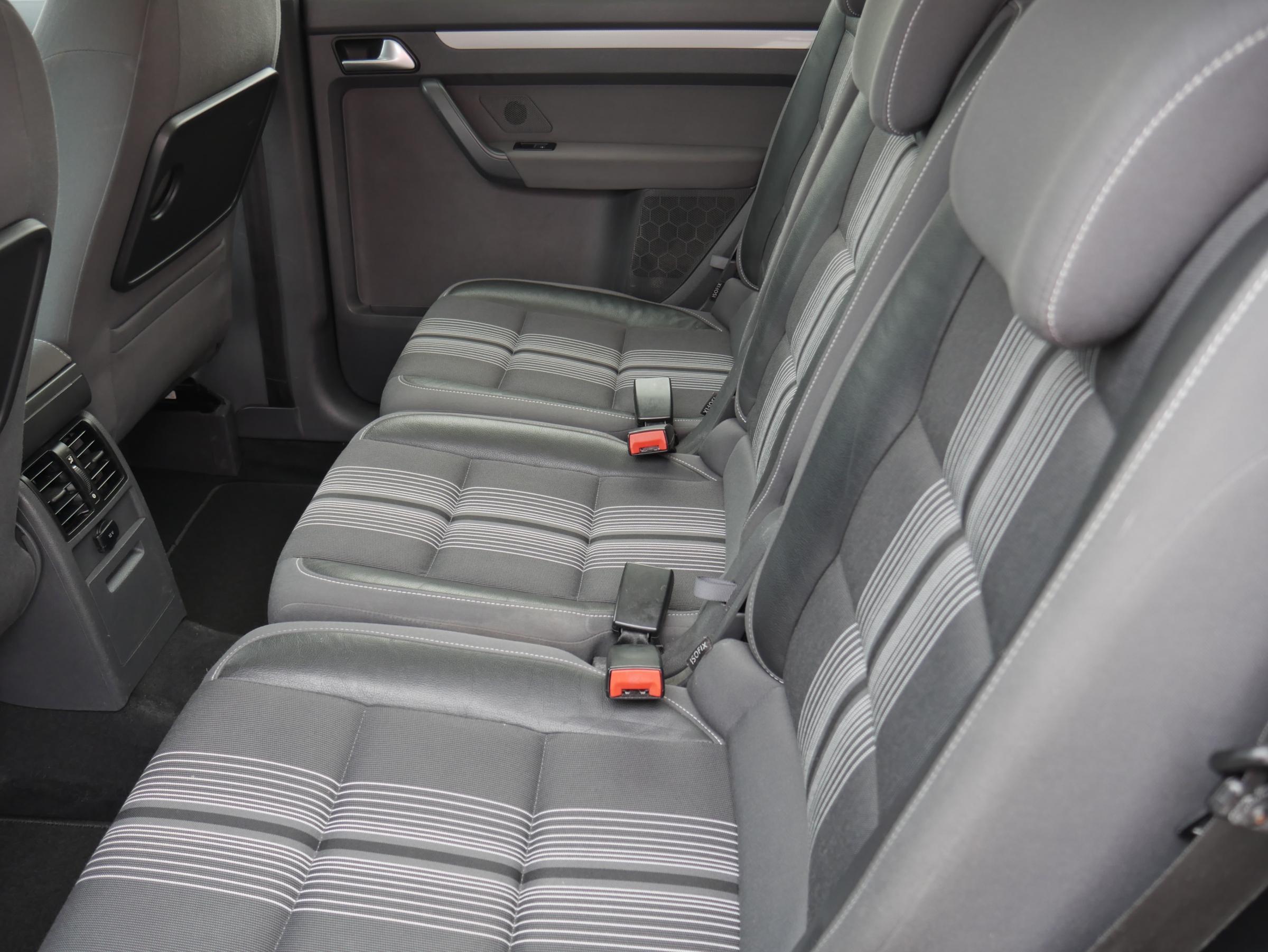 Volkswagen Touran, 2012 - pohled č. 10