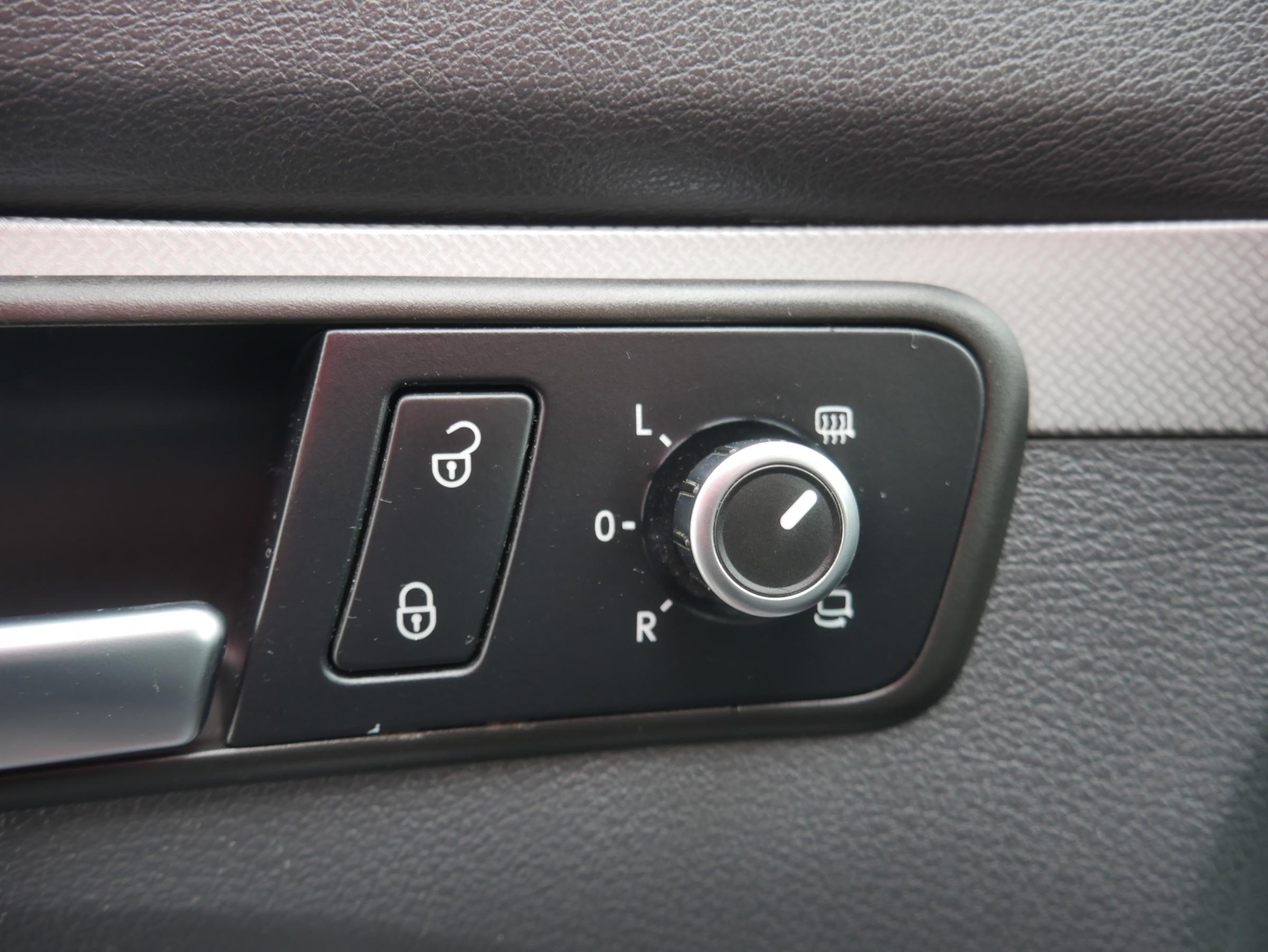 Volkswagen Touran, 2012 - pohled č. 14