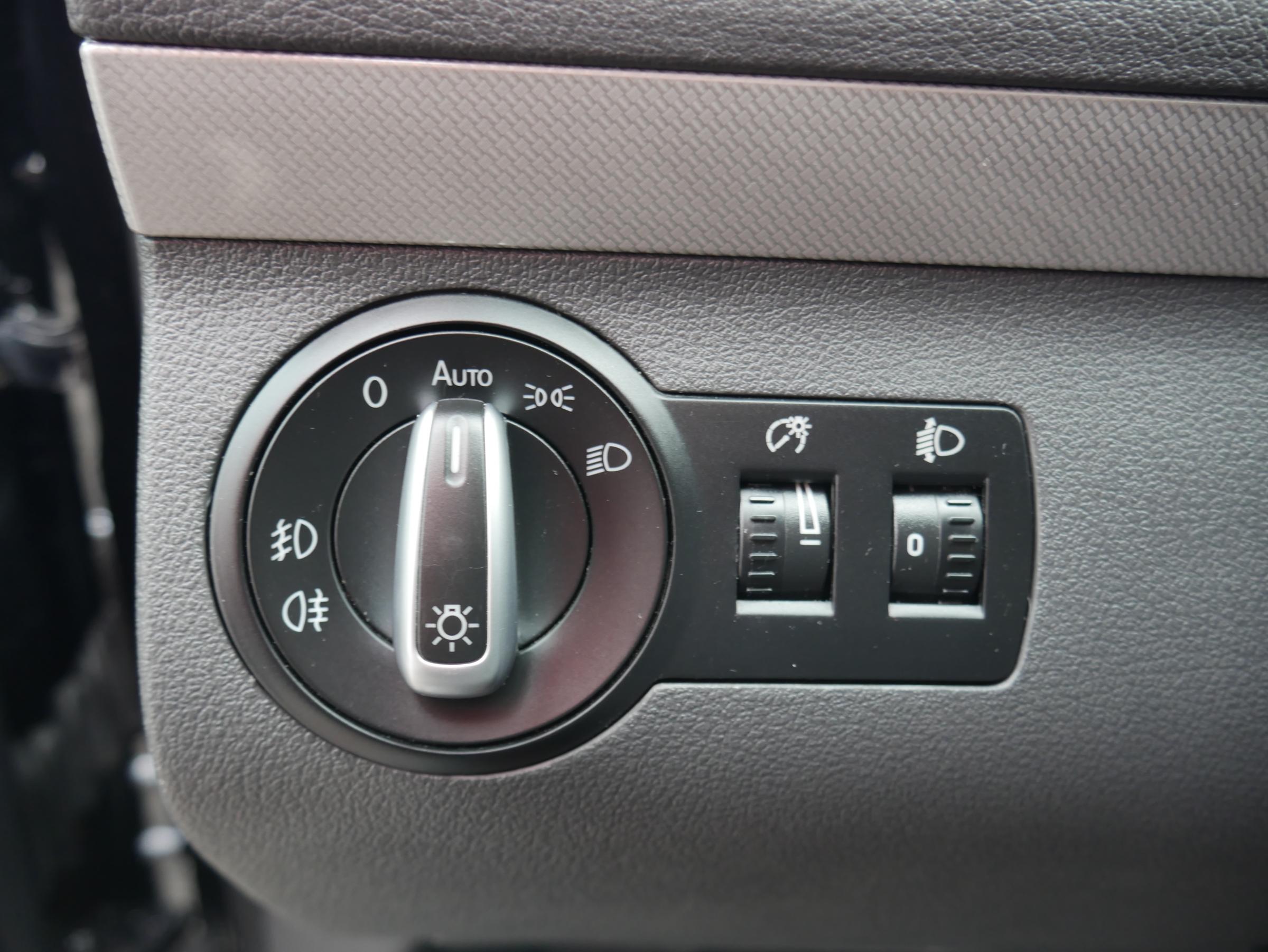 Volkswagen Touran, 2012 - pohled č. 15