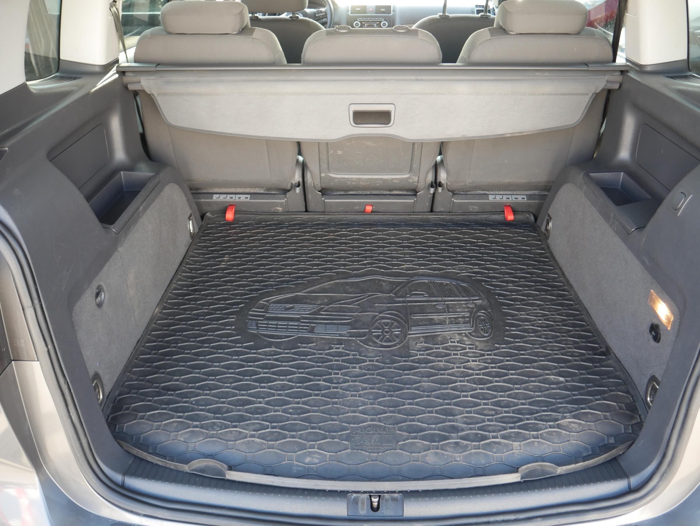 Volkswagen Touran, 2011 - pohled č. 8