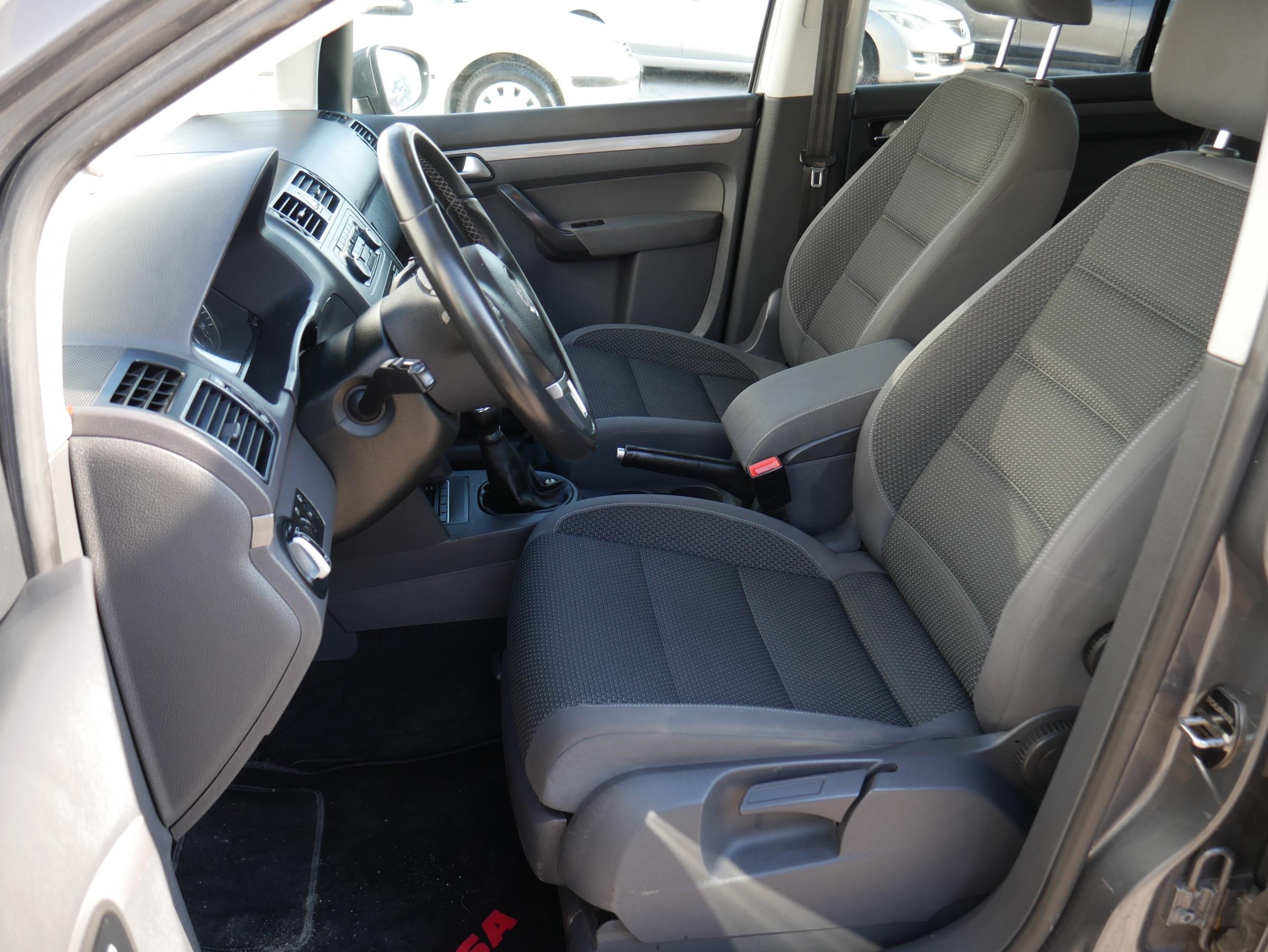 Volkswagen Touran, 2011 - pohled č. 9