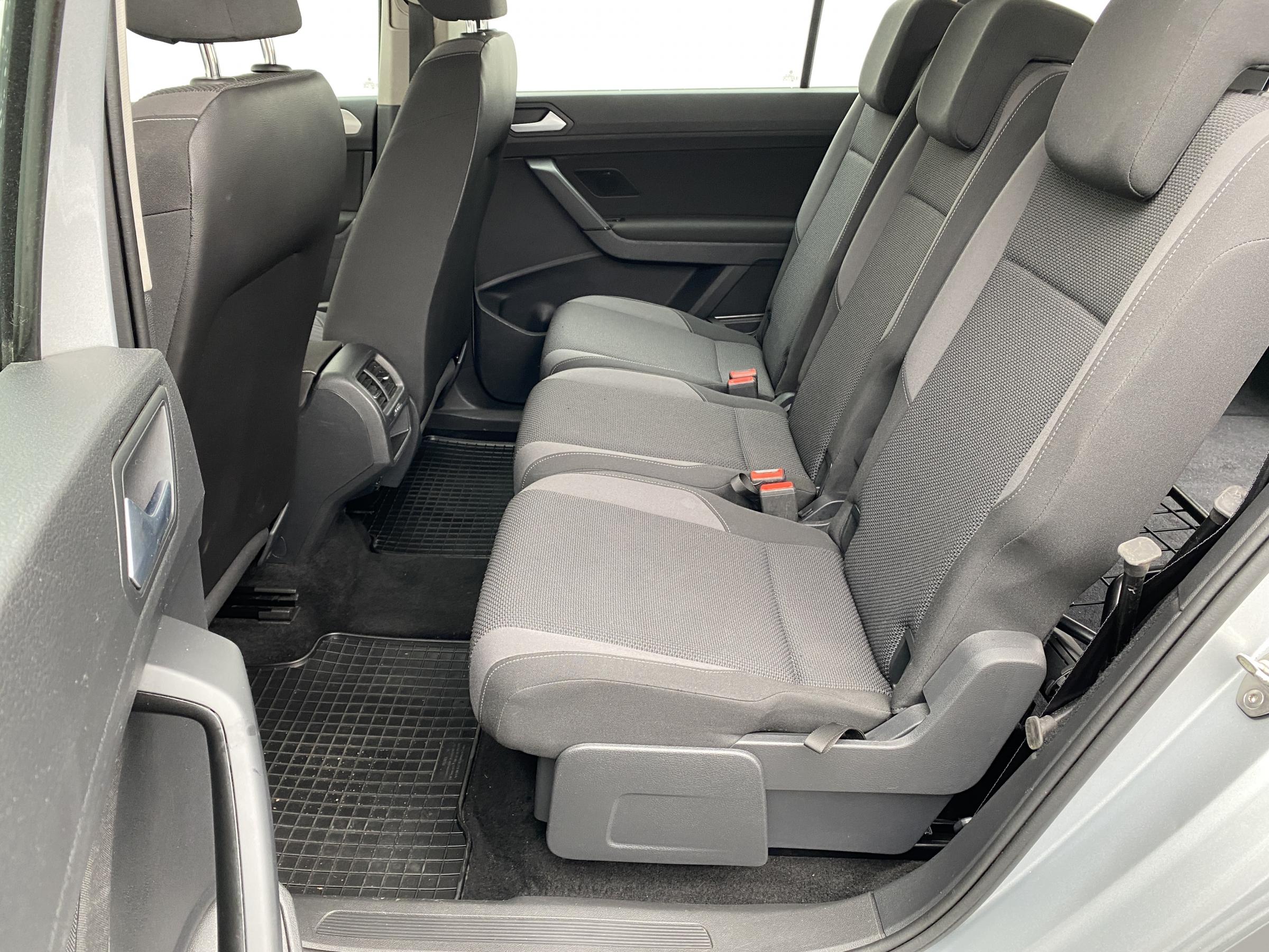 Volkswagen Touran, 2019 - pohled č. 10