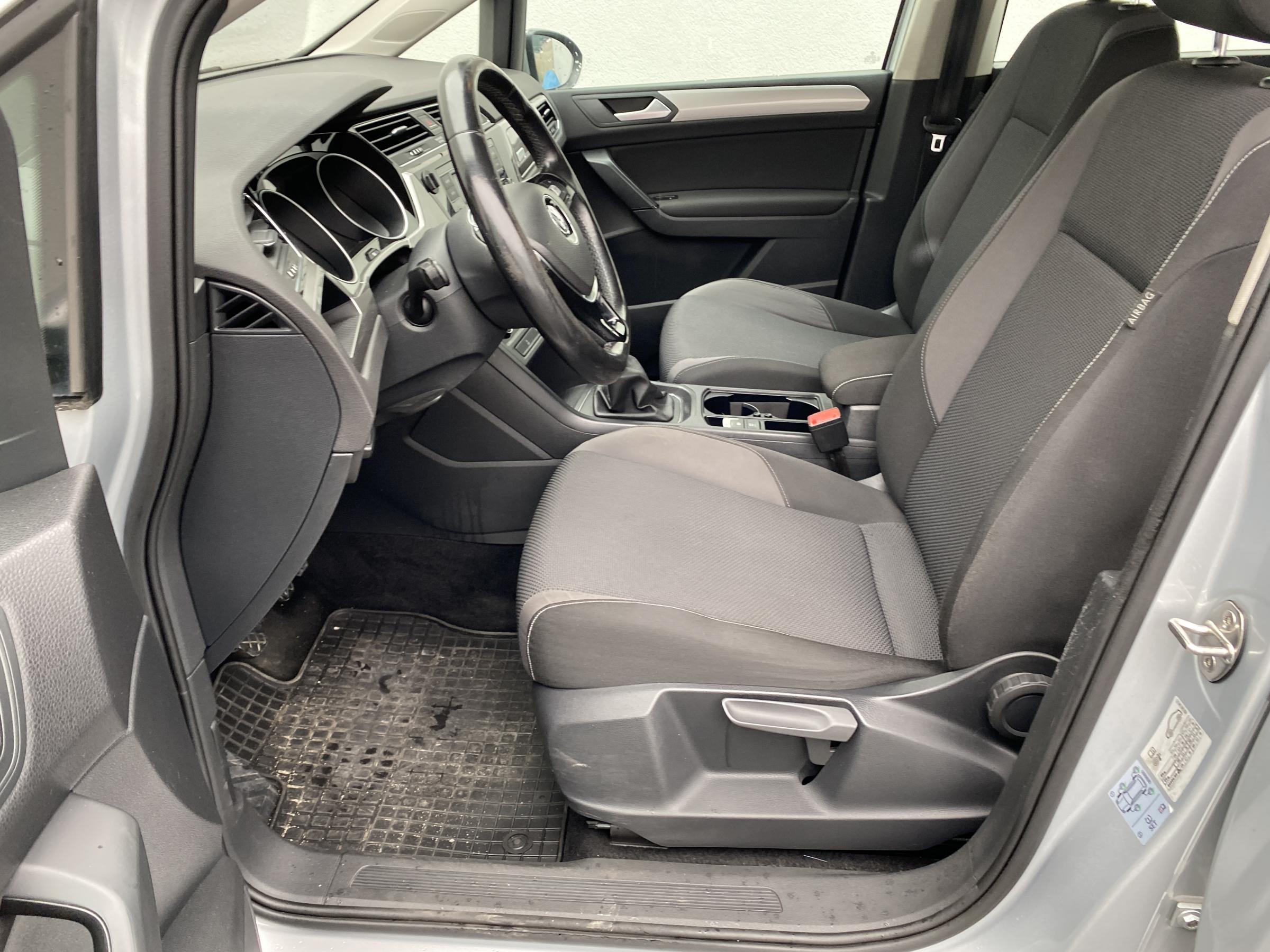 Volkswagen Touran, 2019 - pohled č. 9