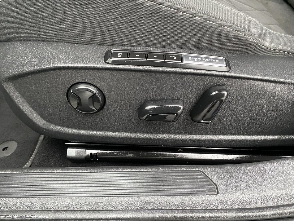 Volkswagen Golf 1.5 e-TSi Style