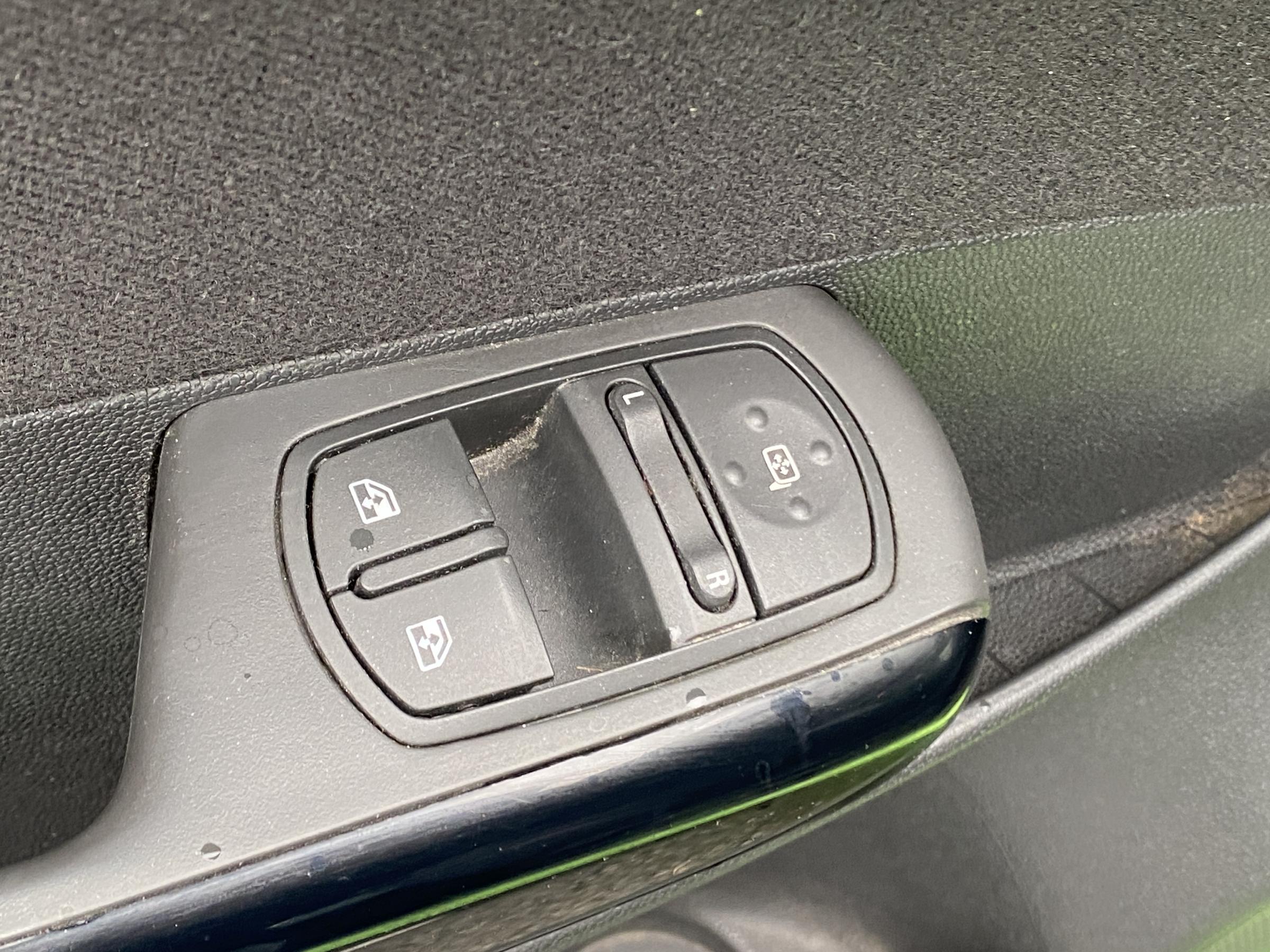 Opel Corsa, 2012 - pohled č. 12