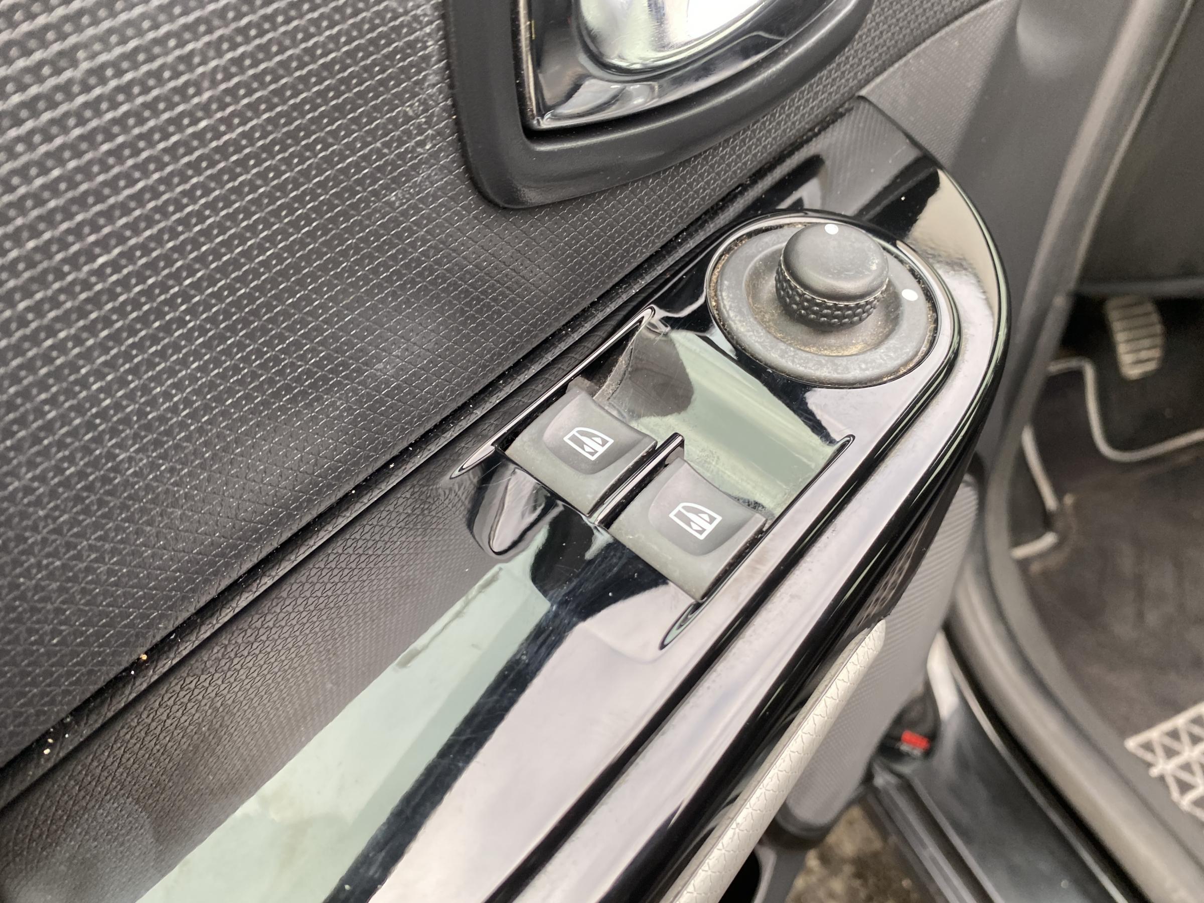 Renault Clio, 2014 - pohled č. 13