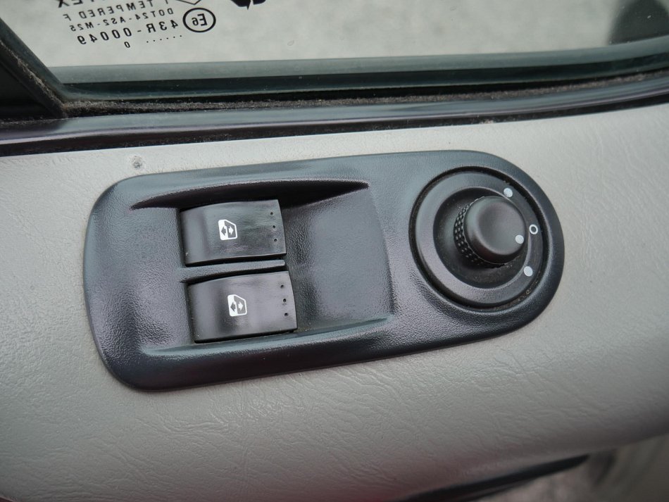 Renault Trafic 2.5dCi Passenger L2 9míst