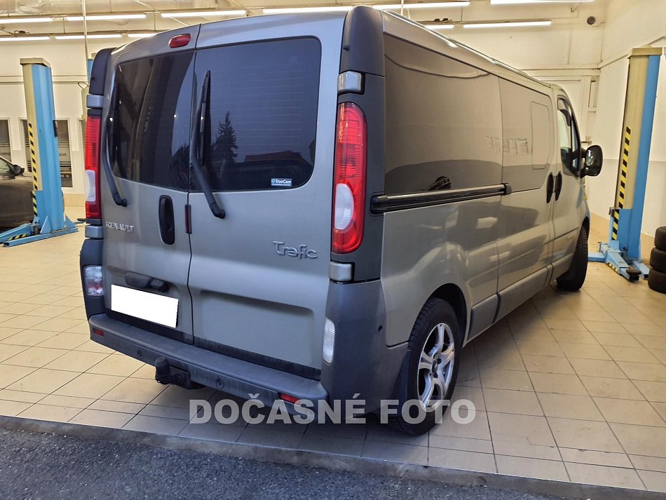 Renault Trafic 2.5dCi Passenger L2 9míst