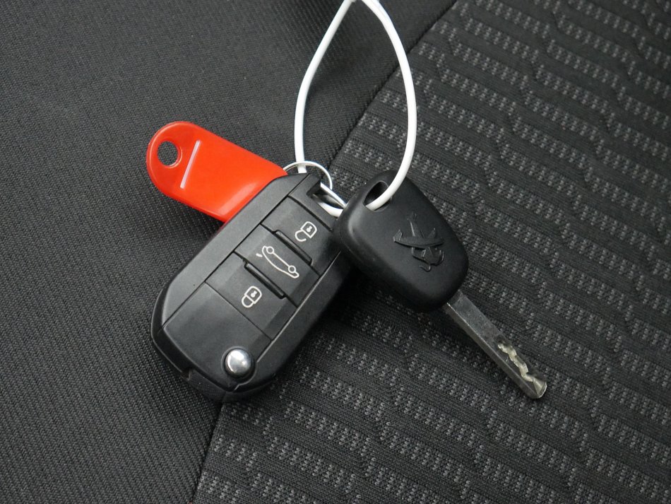 Peugeot 301 1.6 VTi Allure