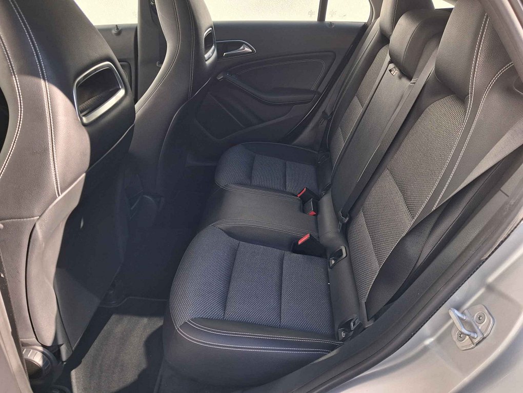 Mercedes-Benz CLA 1.6 CGi  CLA 180