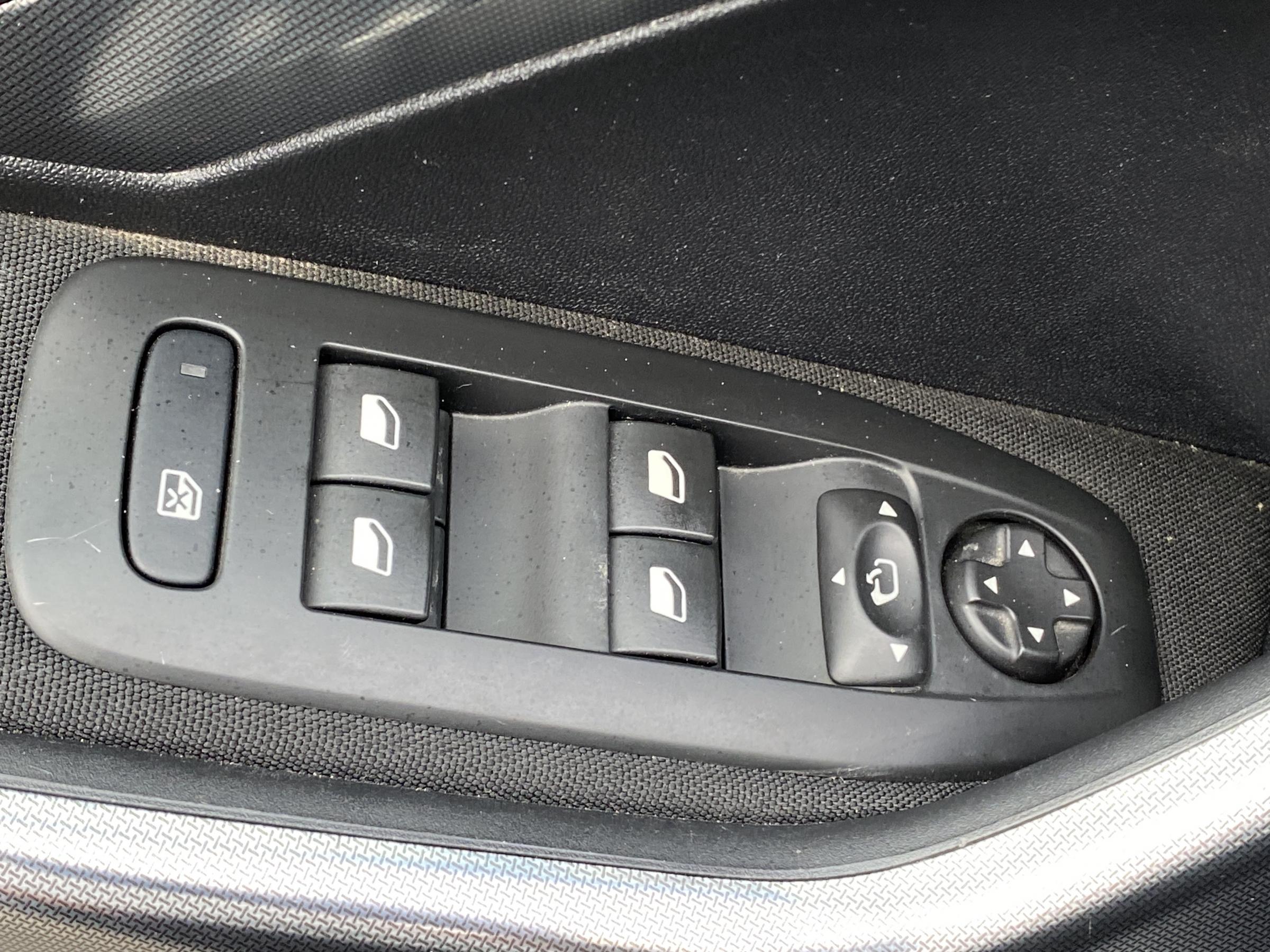 Peugeot 2008, 2016 - pohled č. 12