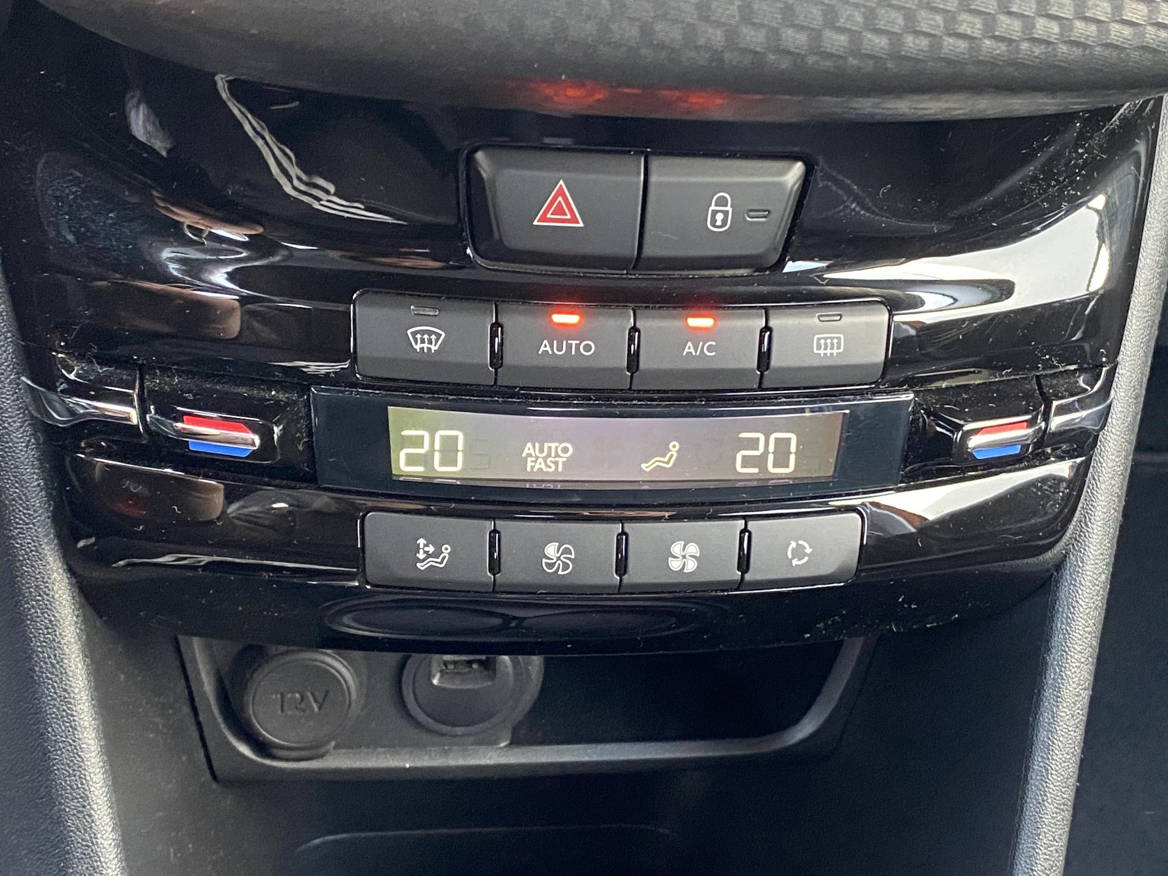 Peugeot 208, 2019 - pohled č. 17