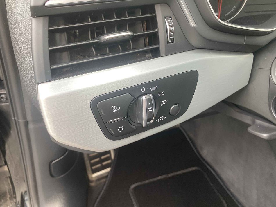 Audi A4 2.0 TDi S-line