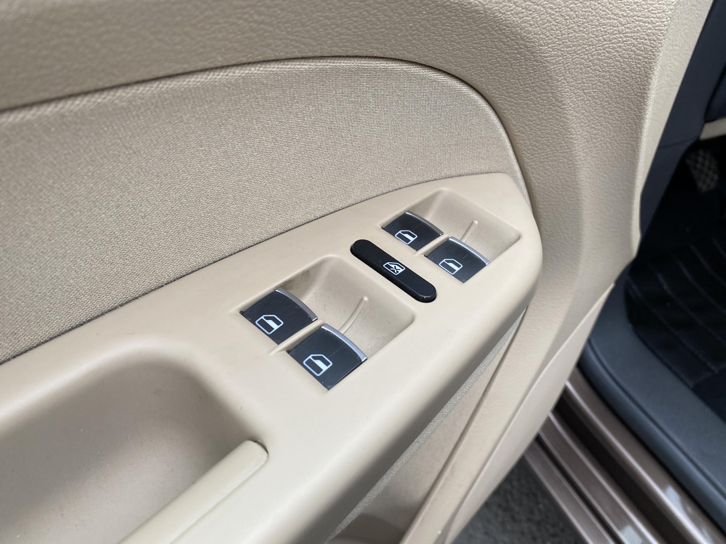 Volkswagen Touran, 2011 - pohled č. 13