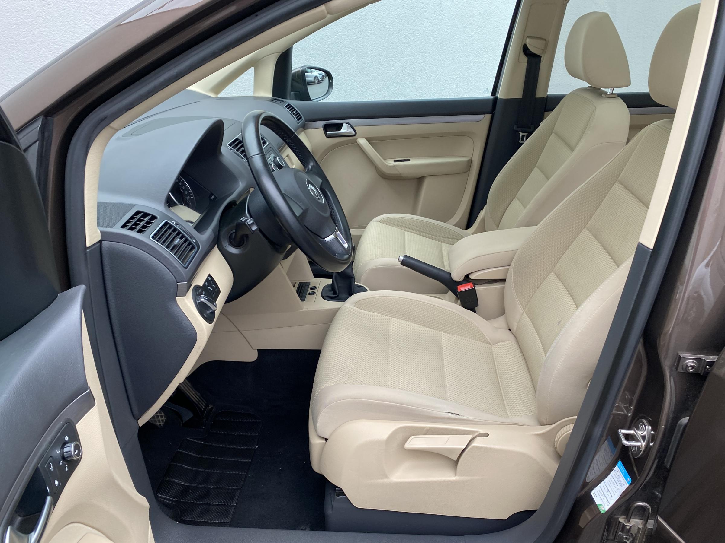 Volkswagen Touran, 2011 - pohled č. 9