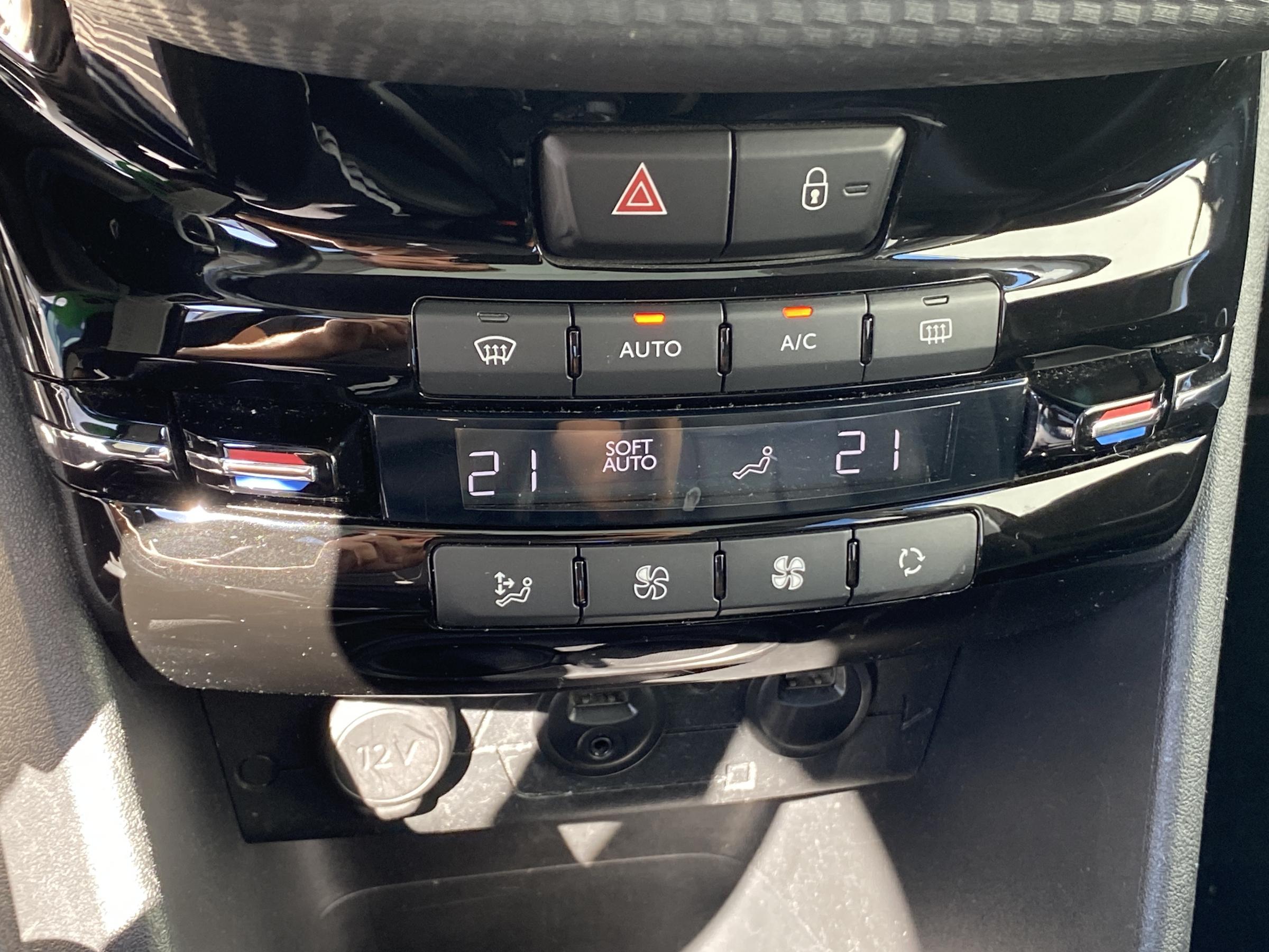 Peugeot 2008, 2014 - pohled č. 16