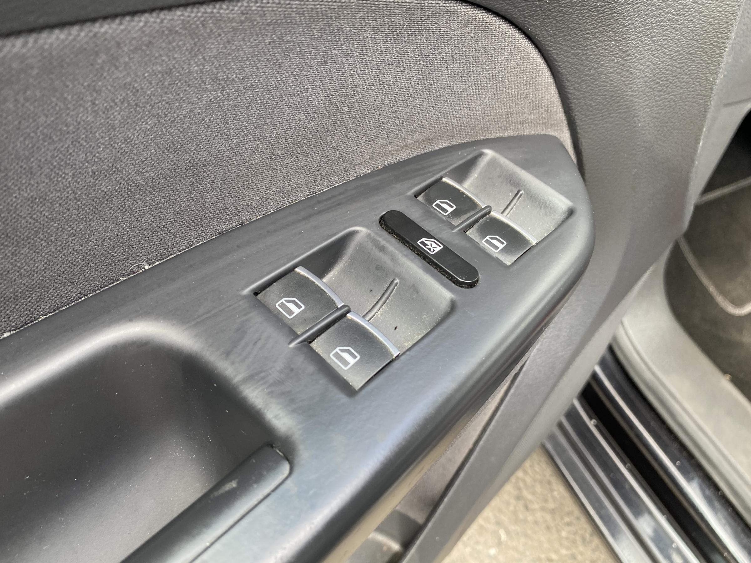 Volkswagen Touran, 2014 - pohled č. 16