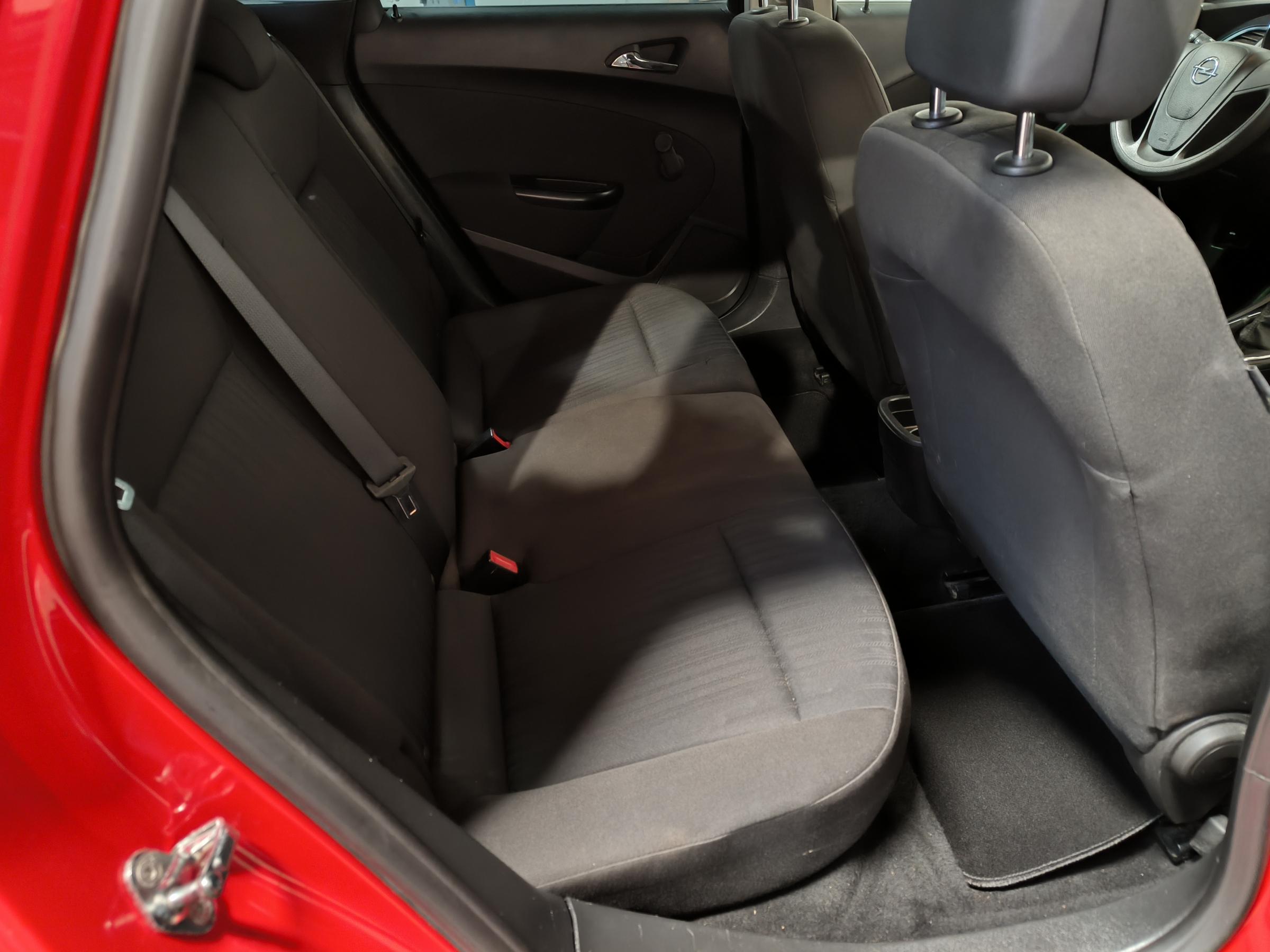 Opel Astra, 2011 - pohled č. 11