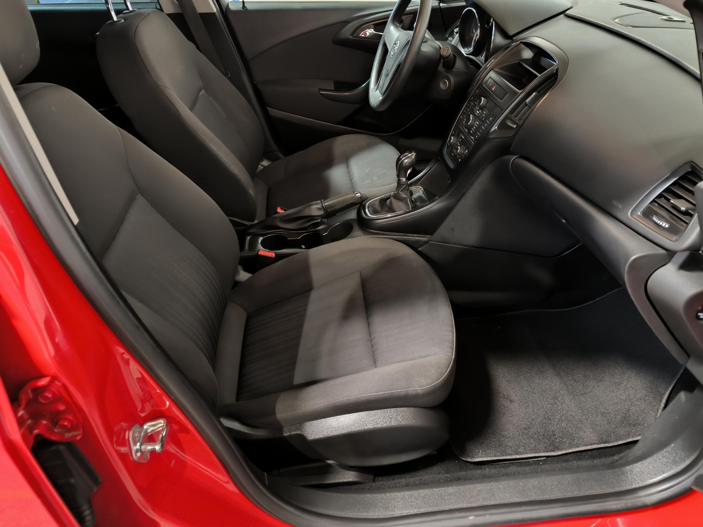 Opel Astra, 2011 - pohled č. 12